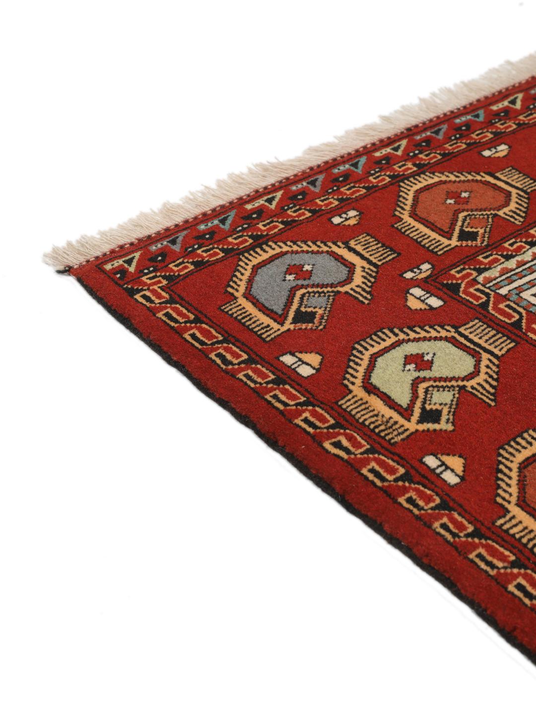 Tapis Turkaman noué à la main originaire du Moyen-Orient en rouge avec des motifs géométriques