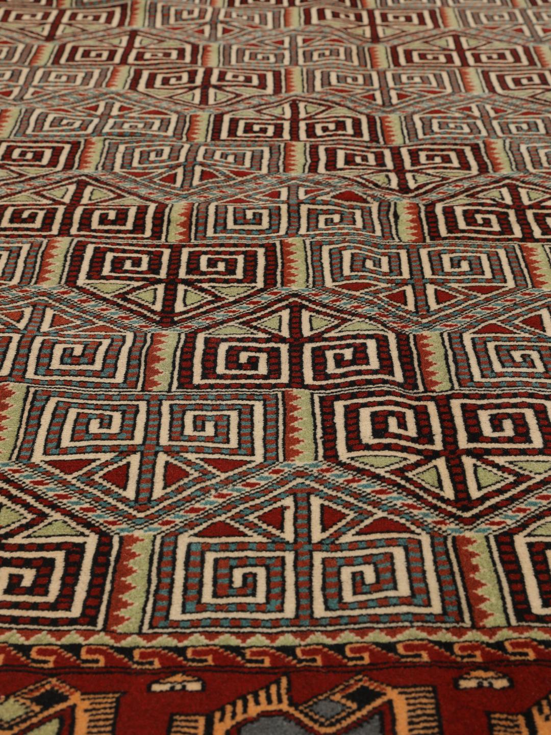 Tapis Turkaman noué à la main originaire du Moyen-Orient en rouge avec des motifs géométriques