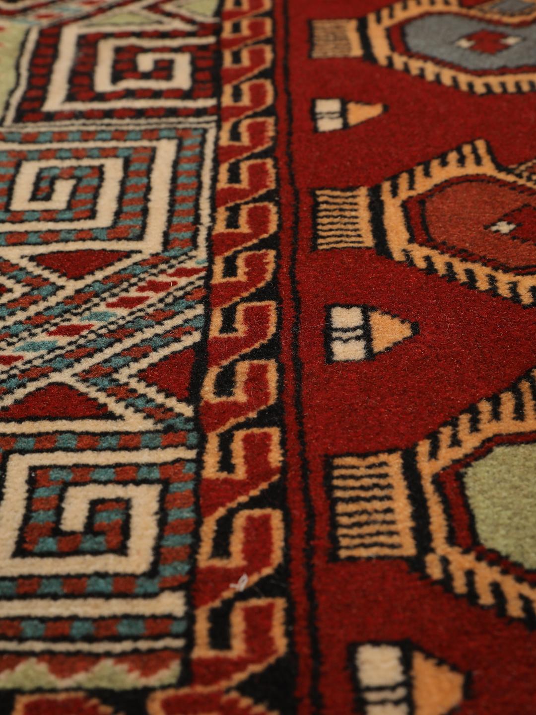 Tapis Turkaman noué à la main originaire du Moyen-Orient en rouge avec des motifs géométriques