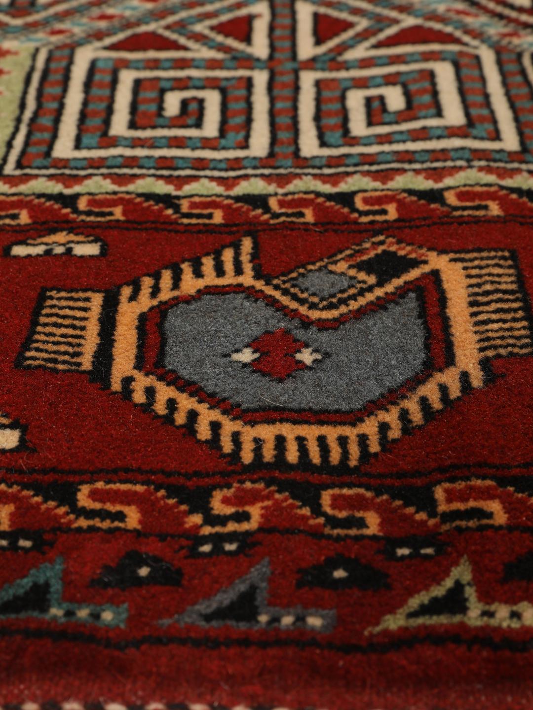 Tapis Turkaman noué à la main originaire du Moyen-Orient en rouge avec des motifs géométriques
