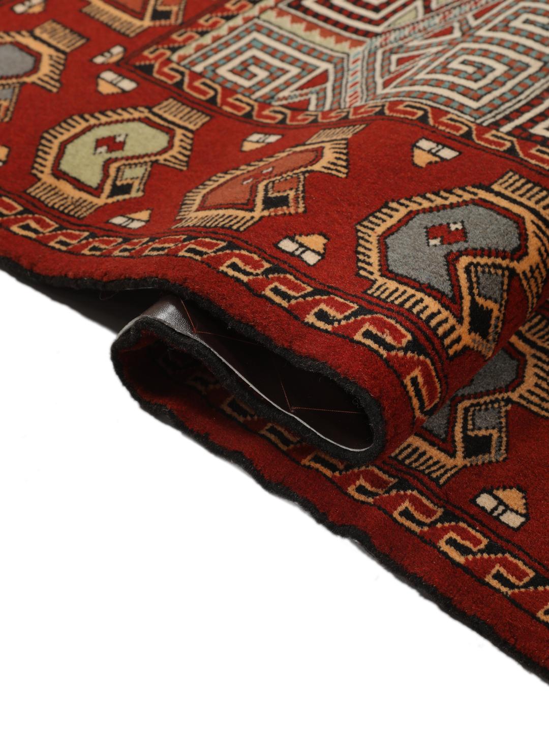 Tapis Turkaman noué à la main originaire du Moyen-Orient en rouge avec des motifs géométriques