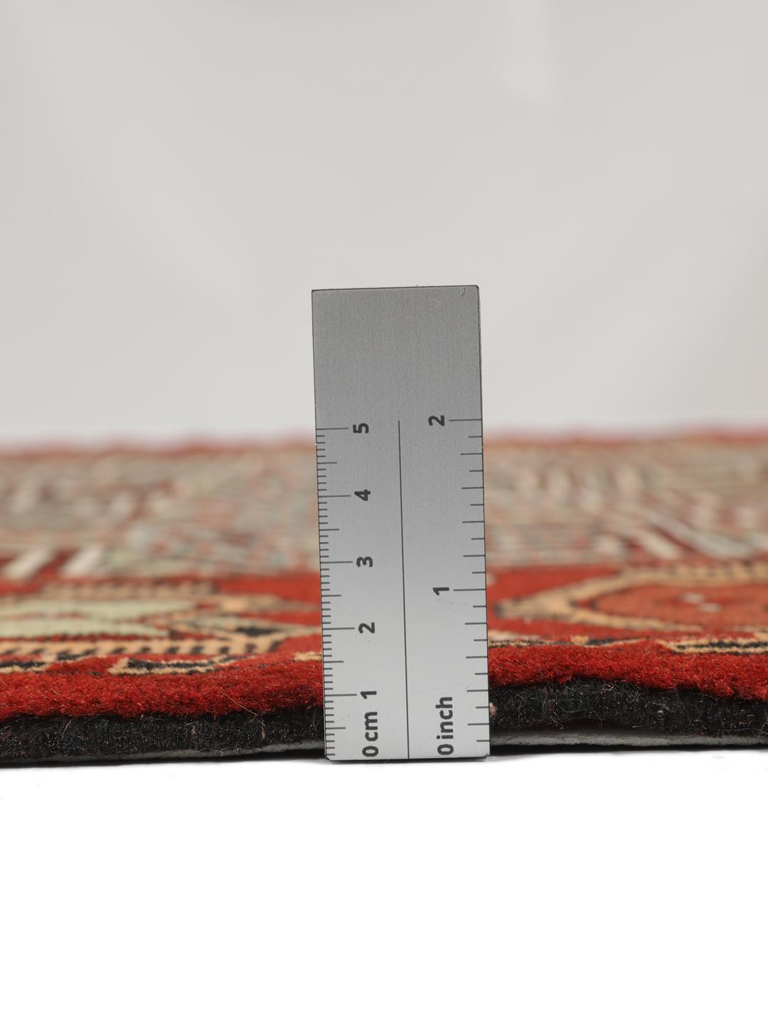 Tapis Turkaman noué à la main originaire du Moyen-Orient en rouge avec des motifs géométriques