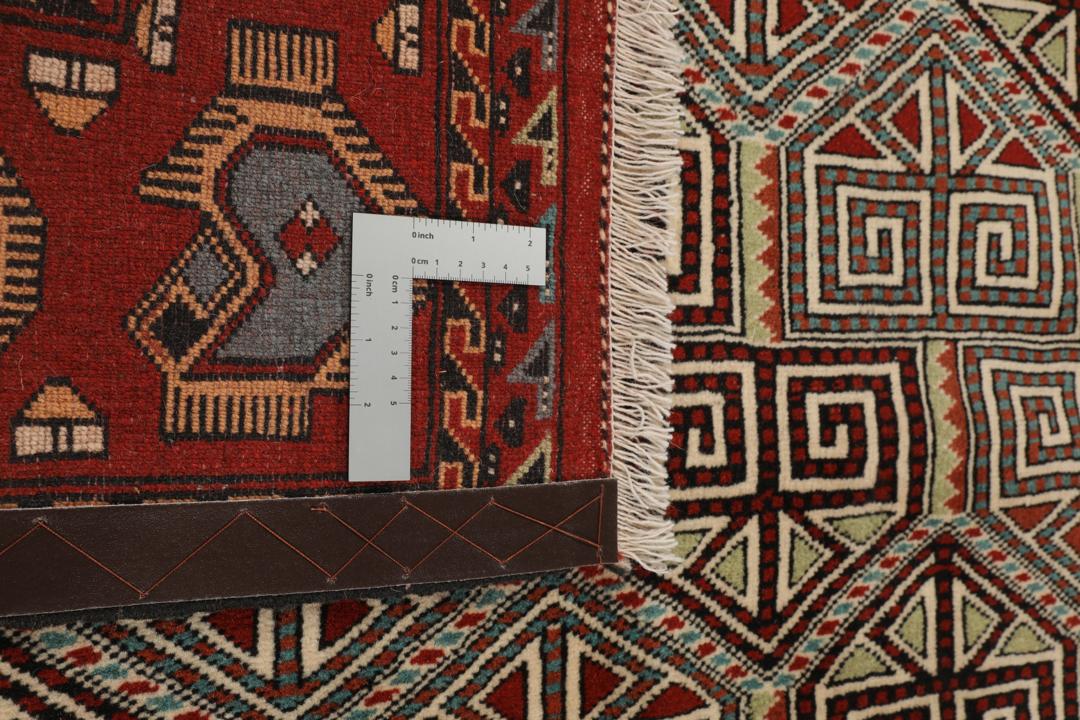 Tapis Turkaman noué à la main originaire du Moyen-Orient en rouge avec des motifs géométriques