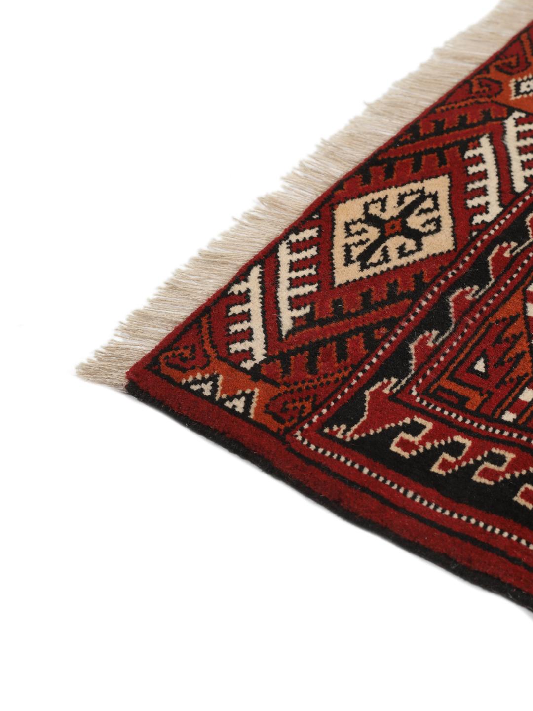 Handgeknoopt rood Turkaman-tapijt met traditionele geometrische motieven