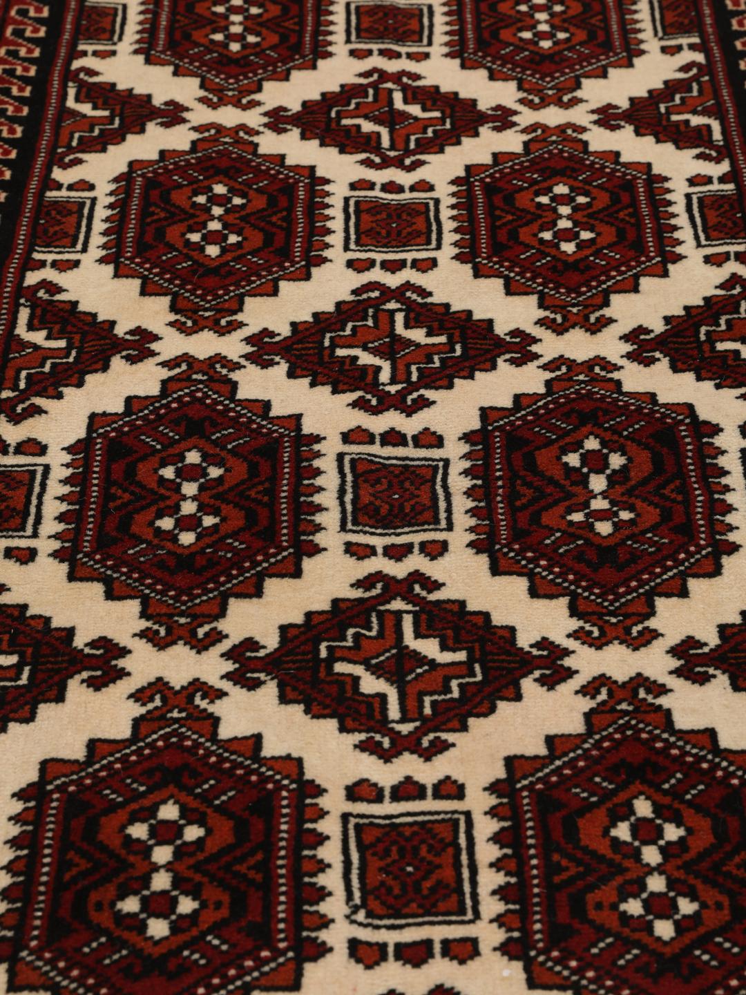 Handgeknoopt rood Turkaman-tapijt met traditionele geometrische motieven