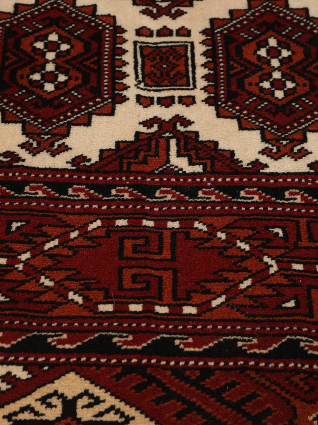 Handgeknoopt rood Turkaman-tapijt met traditionele geometrische motieven