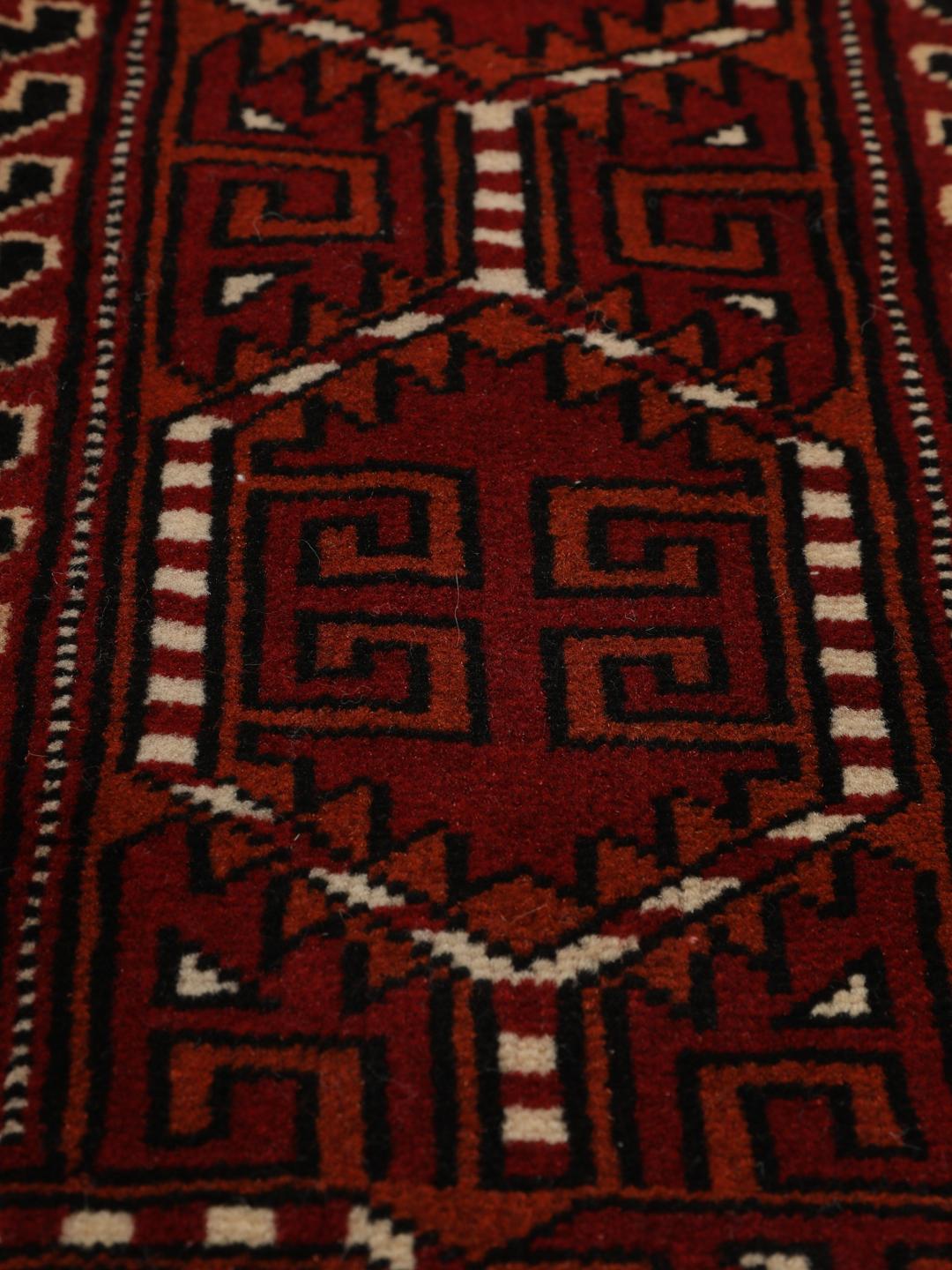 Handgeknoopt rood Turkaman-tapijt met traditionele geometrische motieven