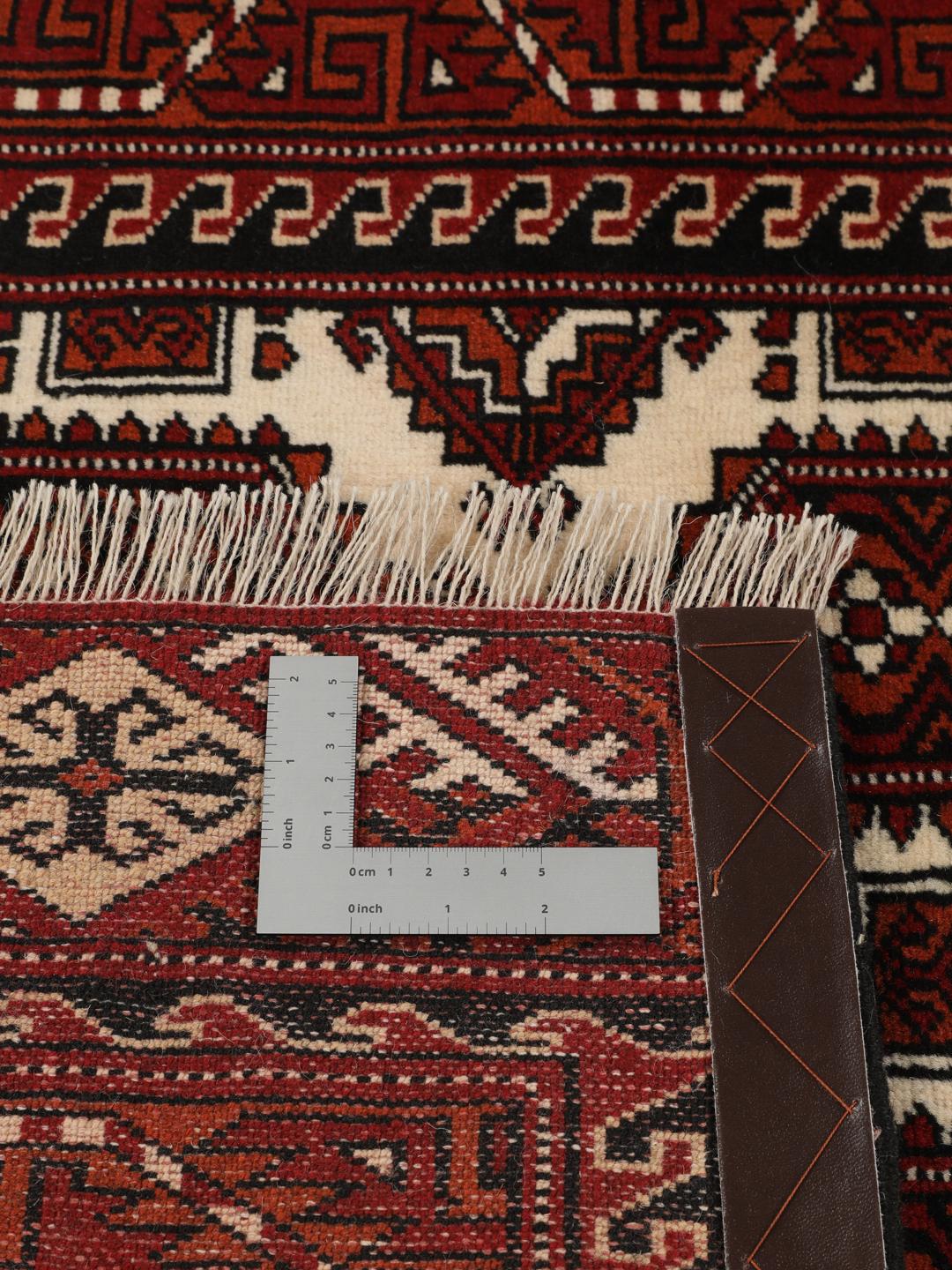 Handgeknoopt rood Turkaman-tapijt met traditionele geometrische motieven