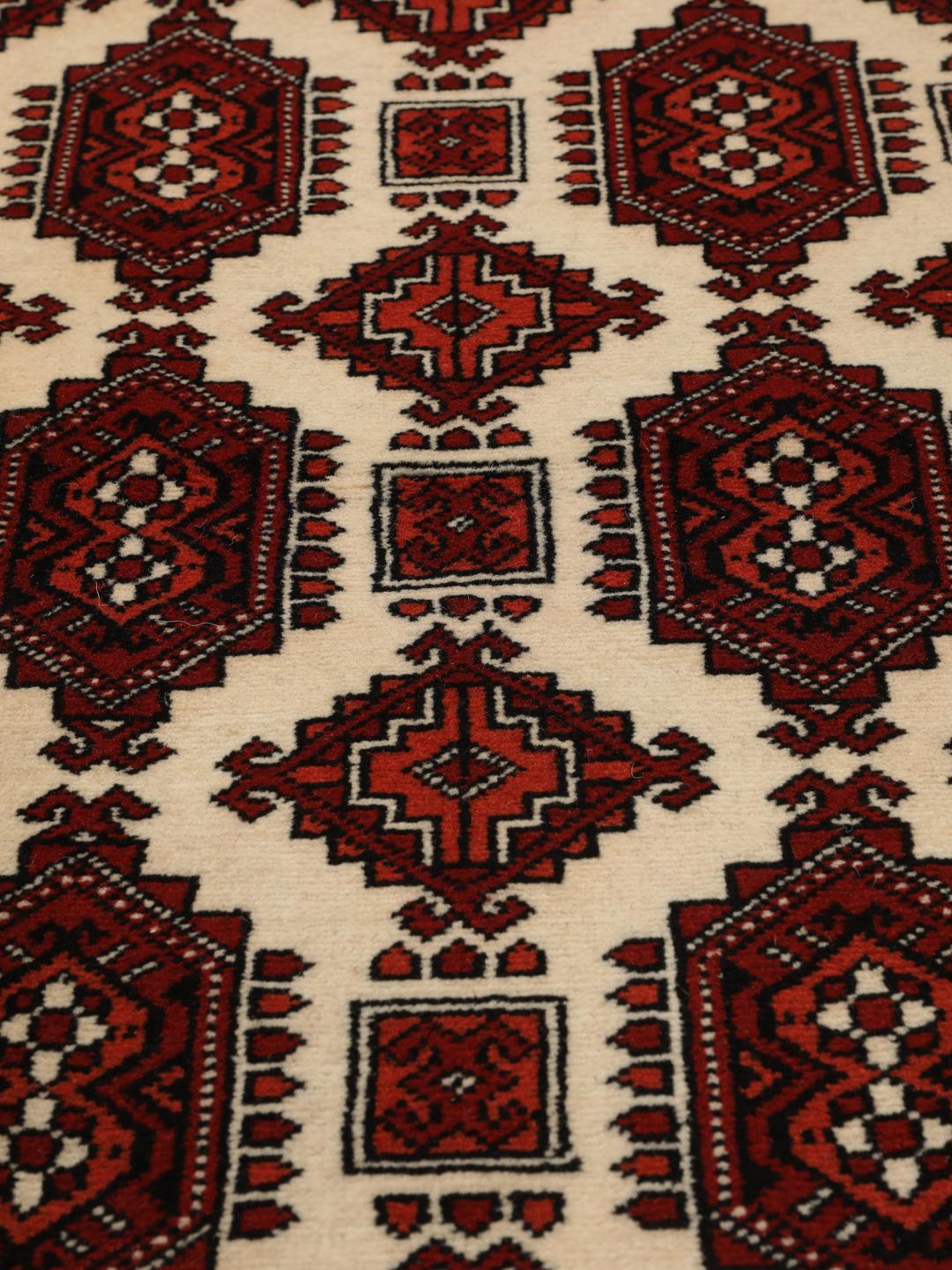 Handgeknoopt Turkaman-tapijt uit het Midden-Oosten in rood en crème