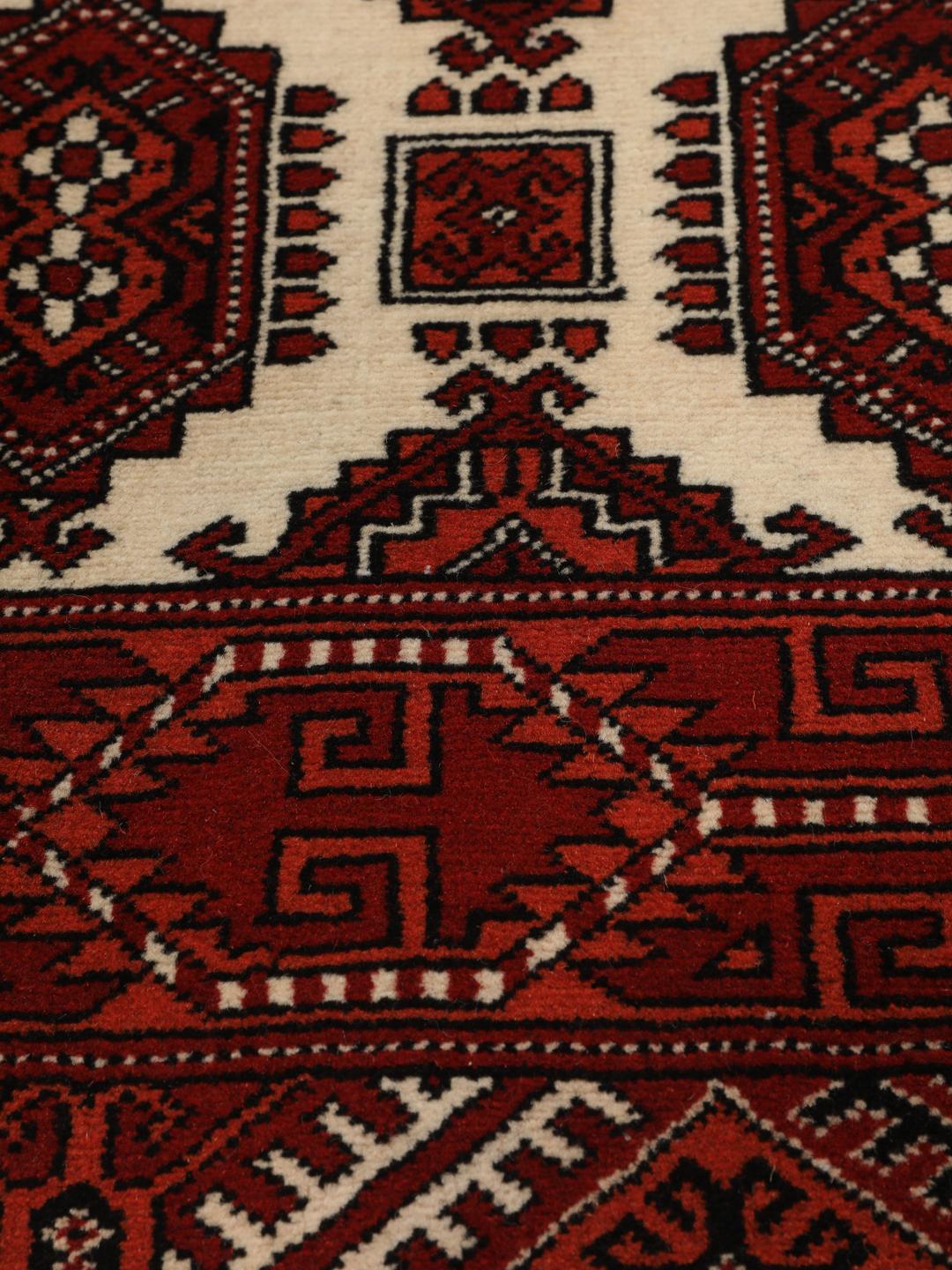 Handgeknoopt Turkaman-tapijt uit het Midden-Oosten in rood en crème