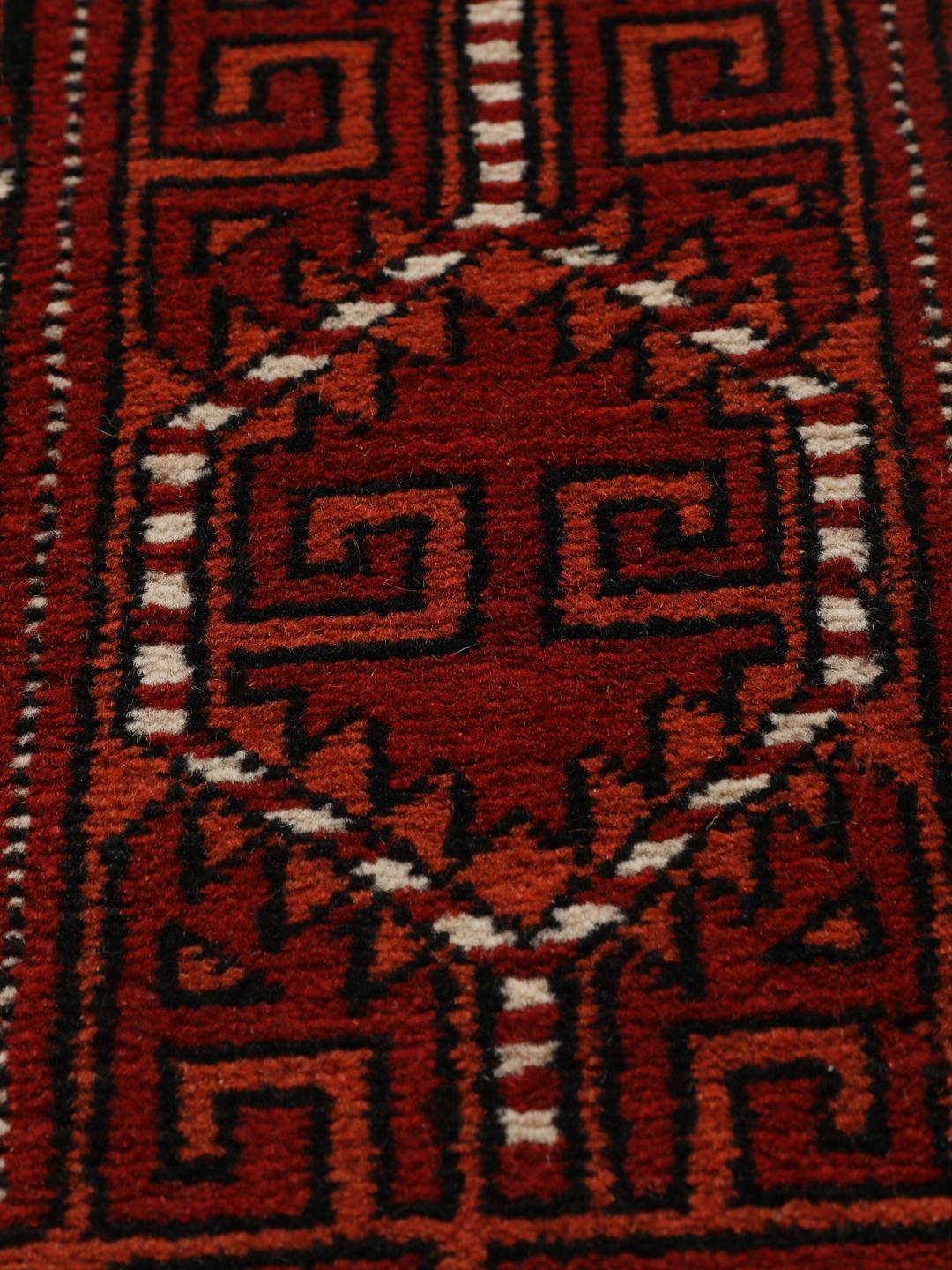 Handgeknoopt Turkaman-tapijt uit het Midden-Oosten in rood en crème