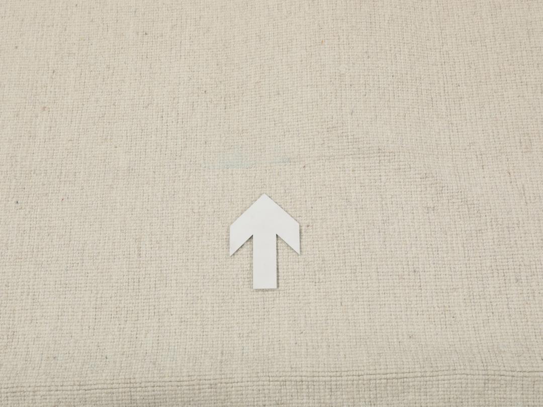 Um tapete Kilim tecido à mão, minimalista e de cor bege sólida, proveniente da Índia