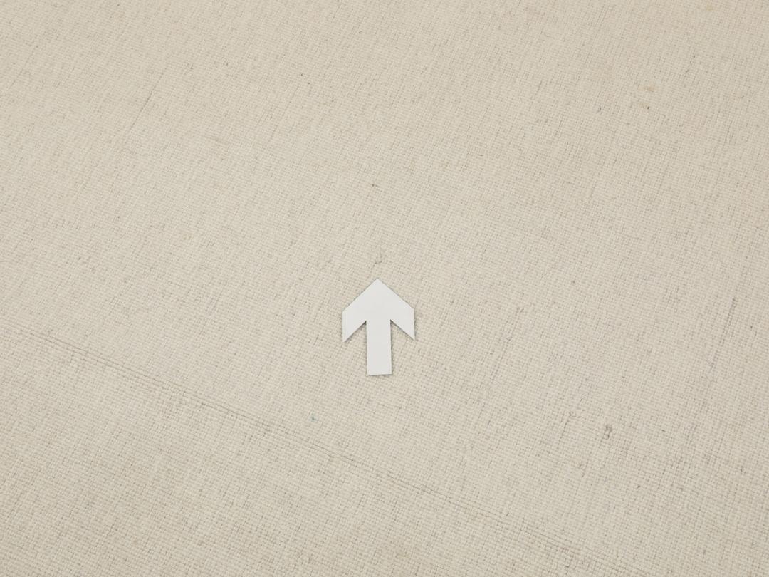 Um tapete Kilim tecido à mão, minimalista e de cor bege sólida, proveniente da Índia