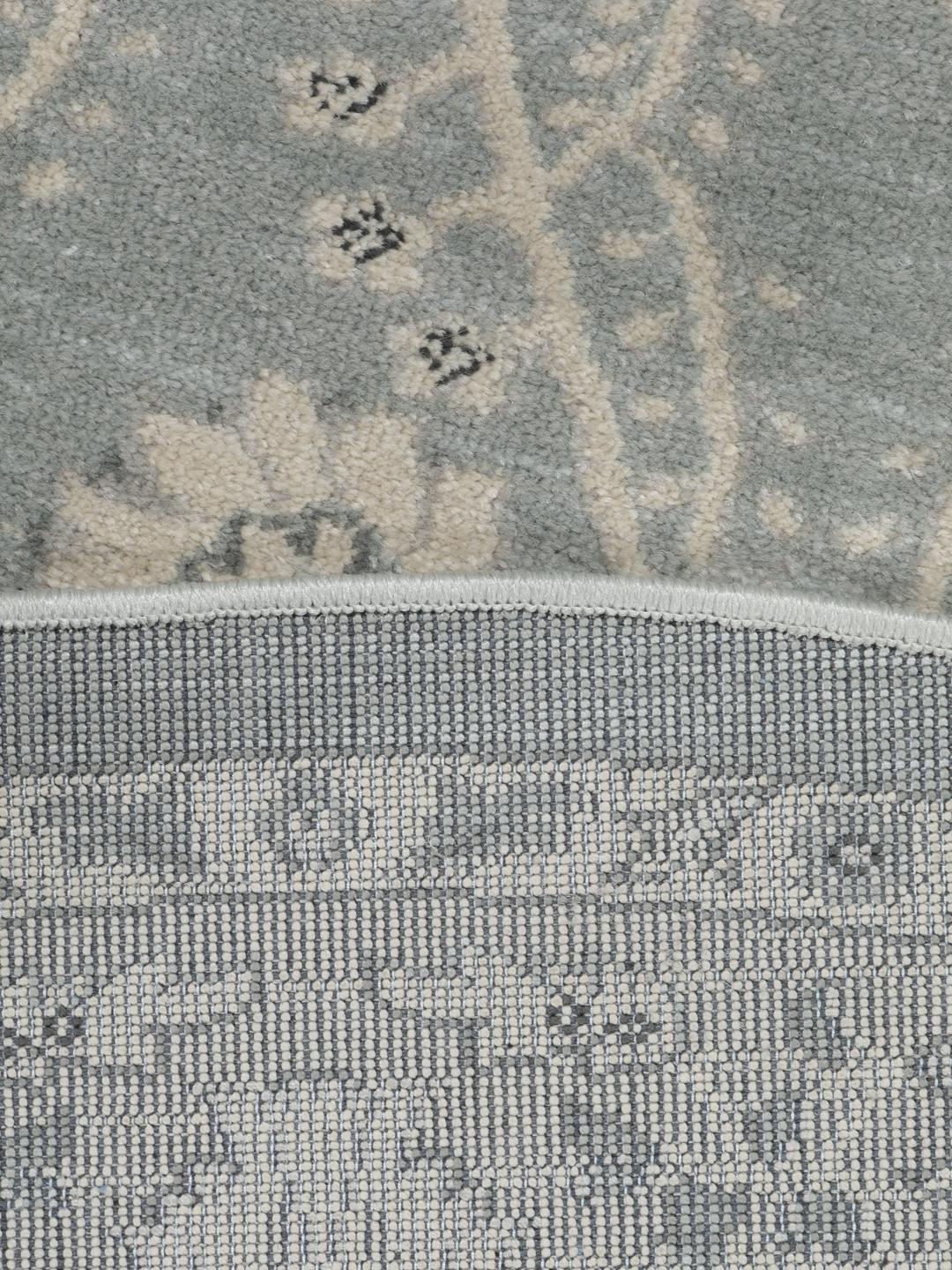 Rond vloerkleed in lichtblauw en crèmekleurig beige met een traditioneel patroon