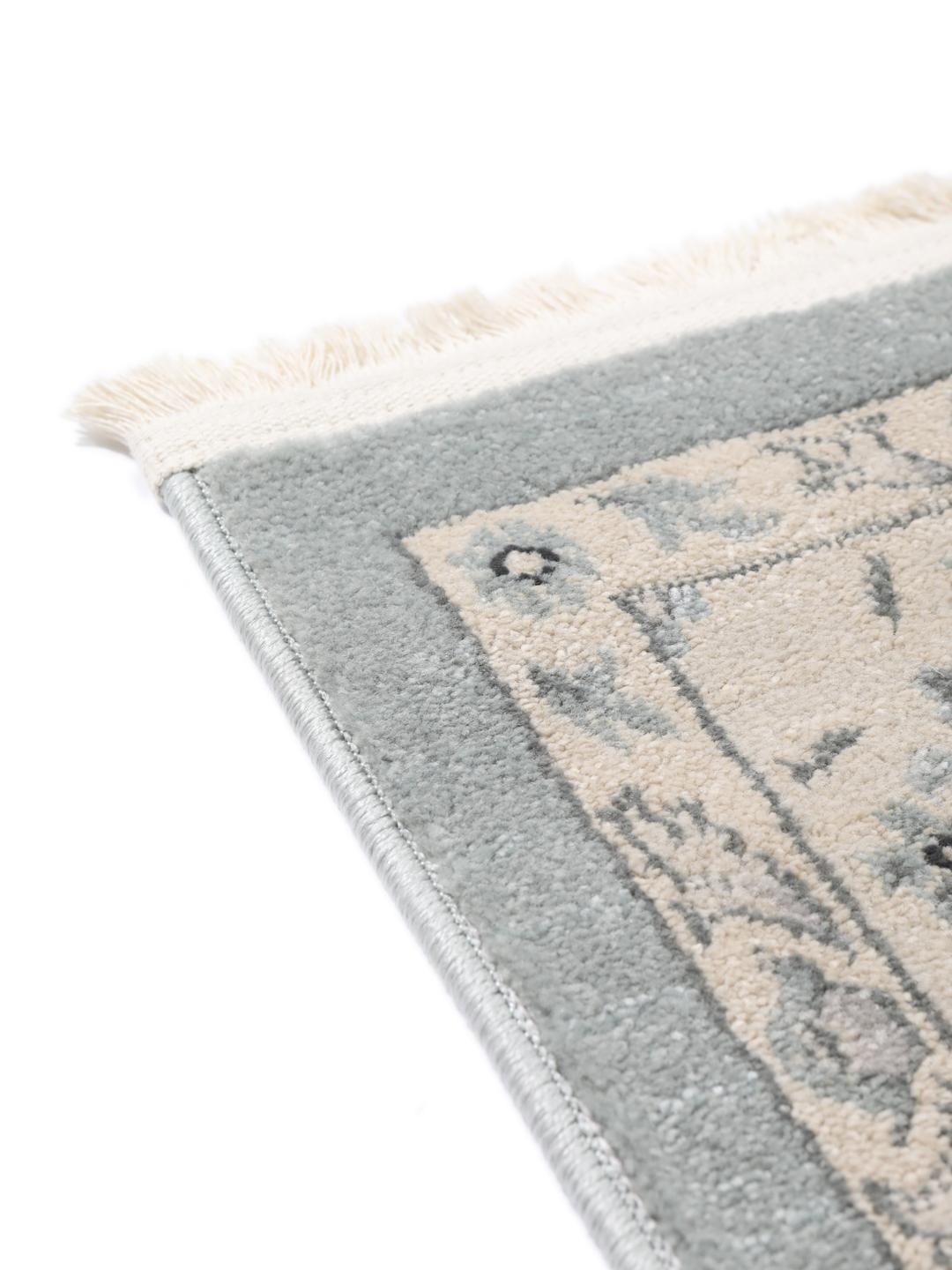 Lichtblauwe loper met traditionele motieven
