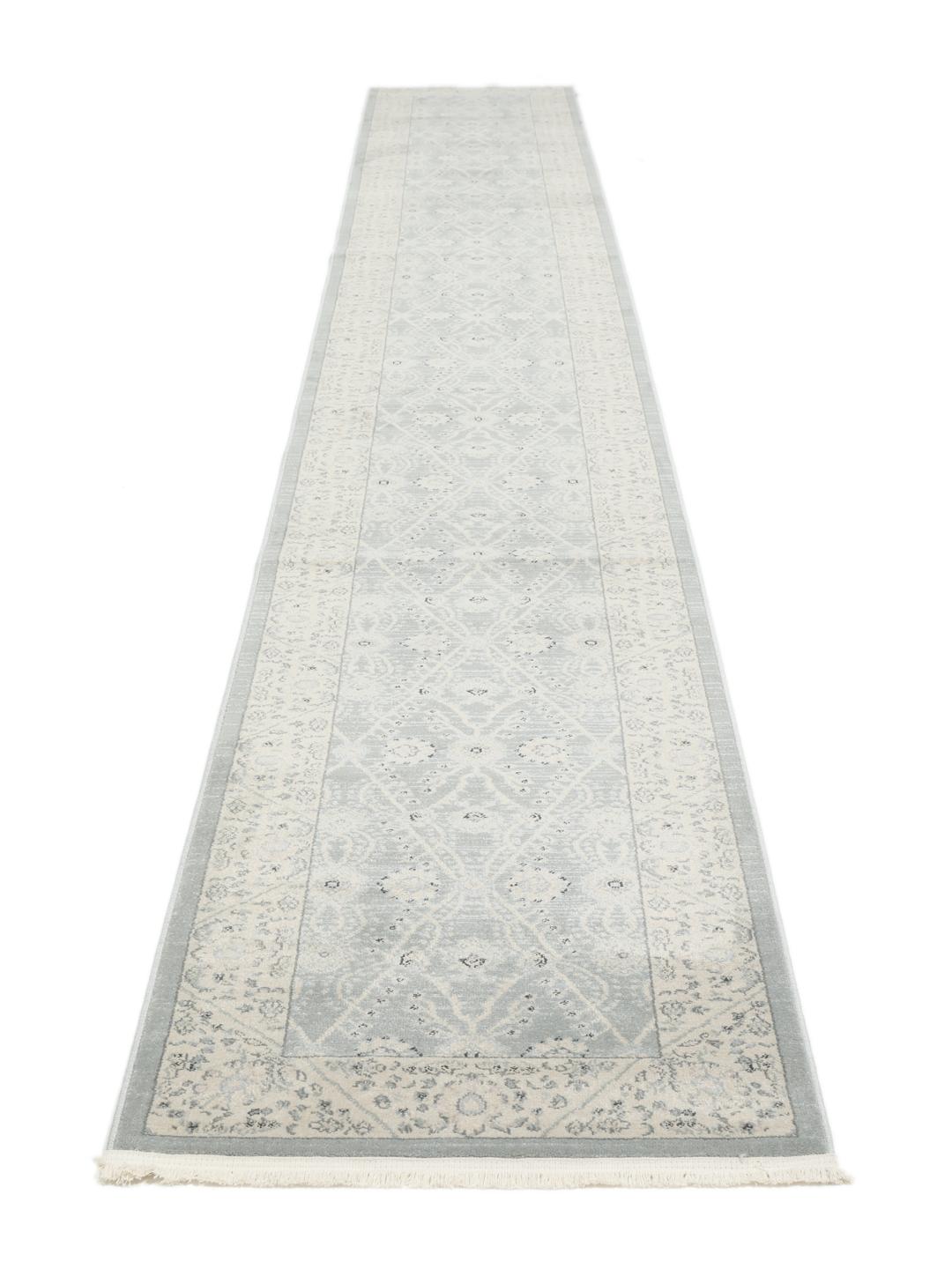 Lichtblauwe loper met traditionele motieven