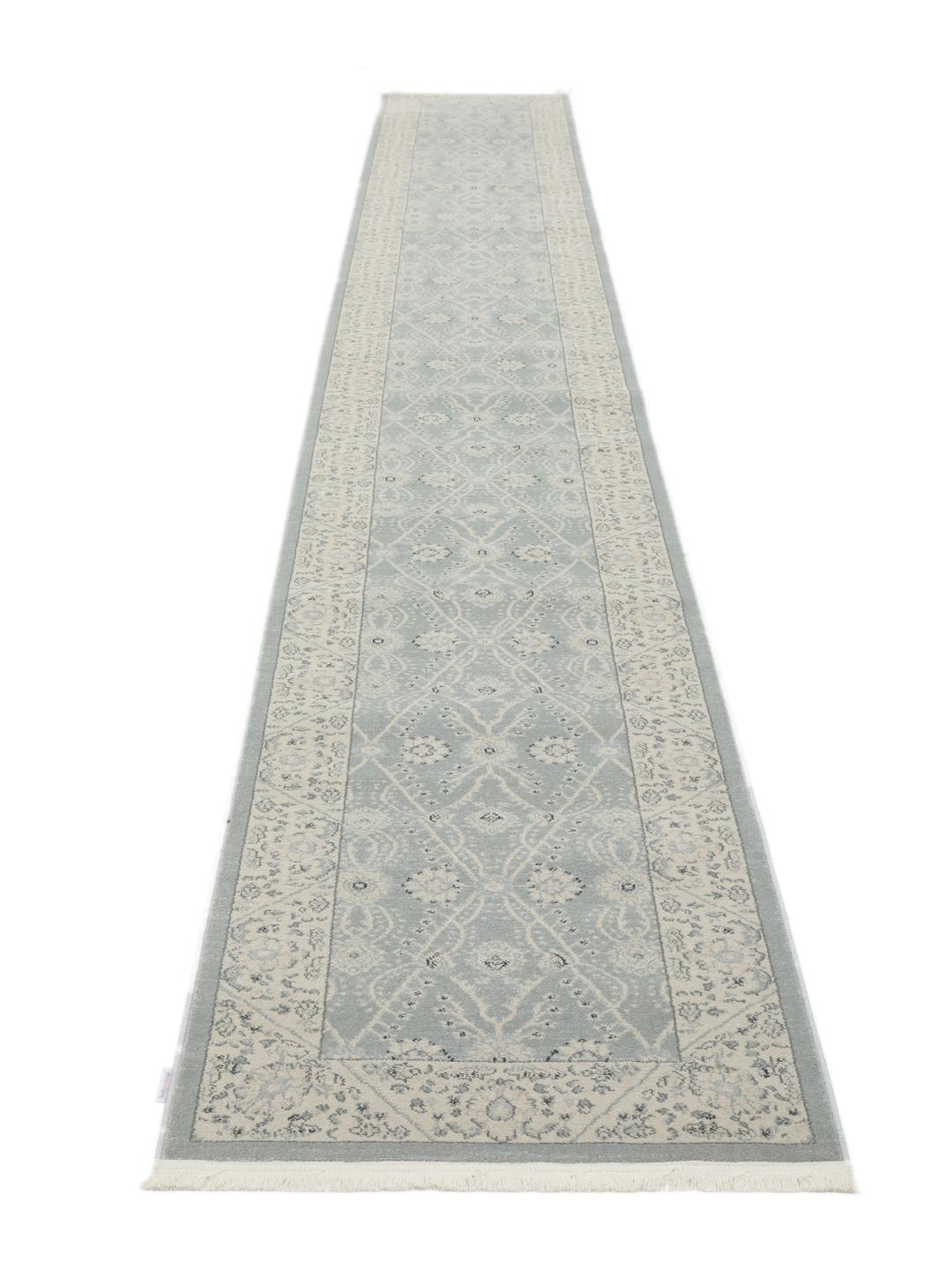 Lichtblauwe loper met traditionele motieven