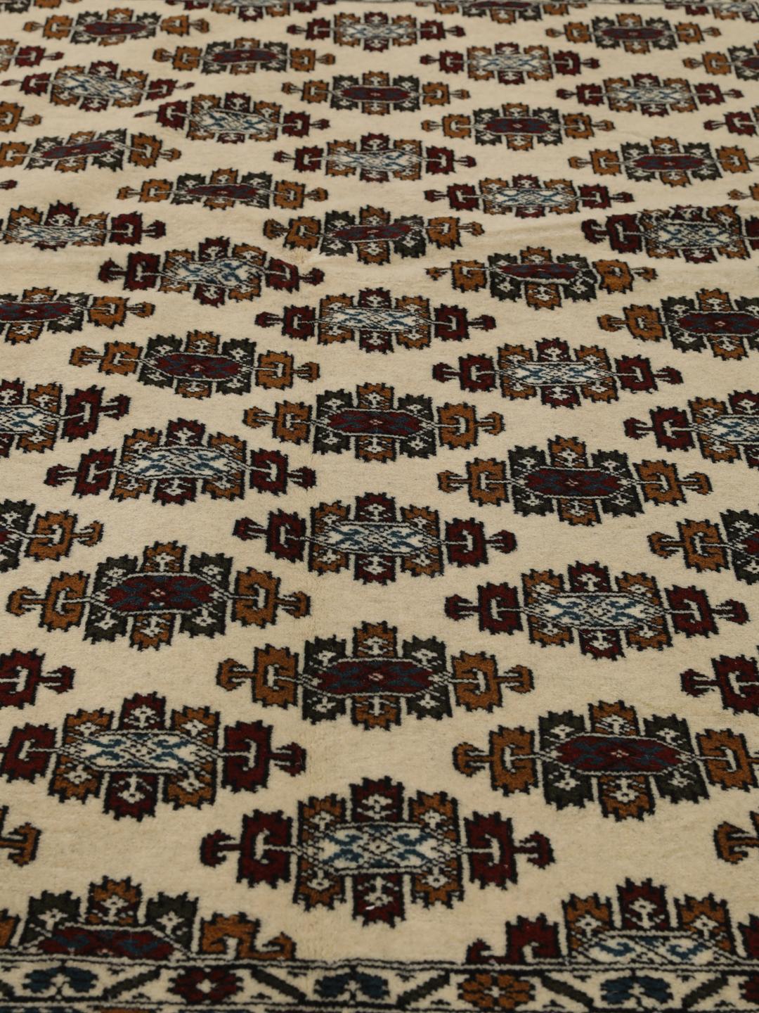 Handgeknoopt Turkaman-tapijt uit het Midden-Oosten in beige met herhalende motieven