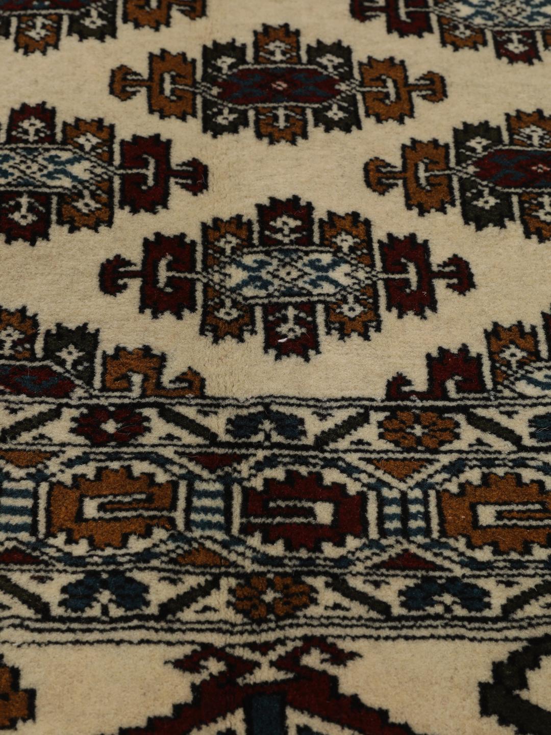 Handgeknoopt Turkaman-tapijt uit het Midden-Oosten in beige met herhalende motieven