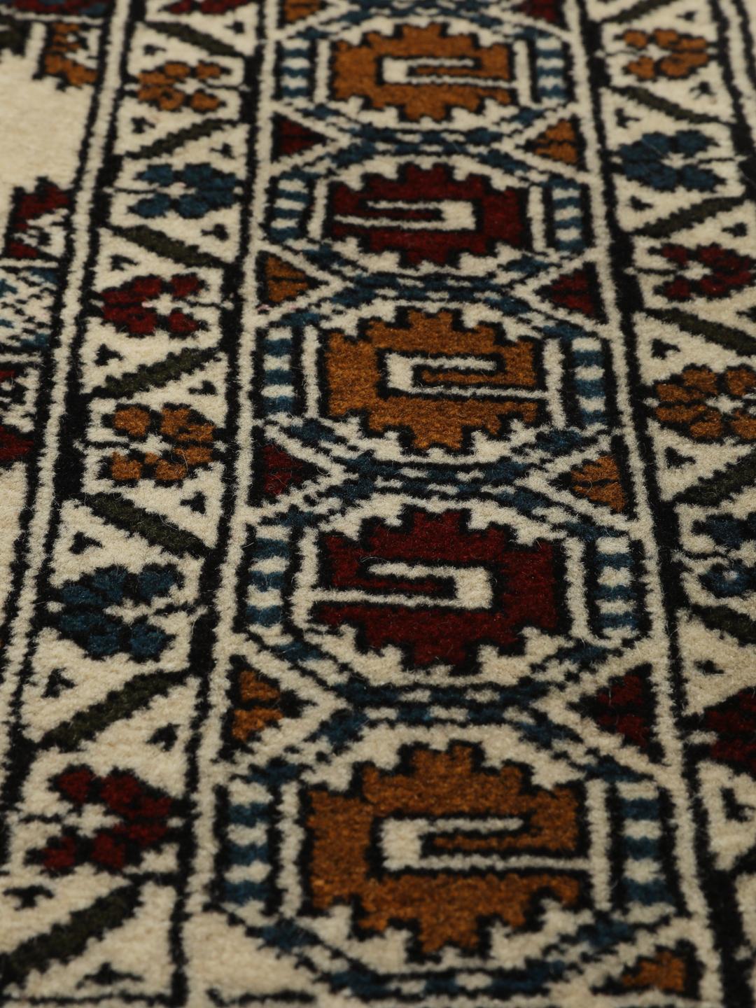 Handgeknoopt Turkaman-tapijt uit het Midden-Oosten in beige met herhalende motieven