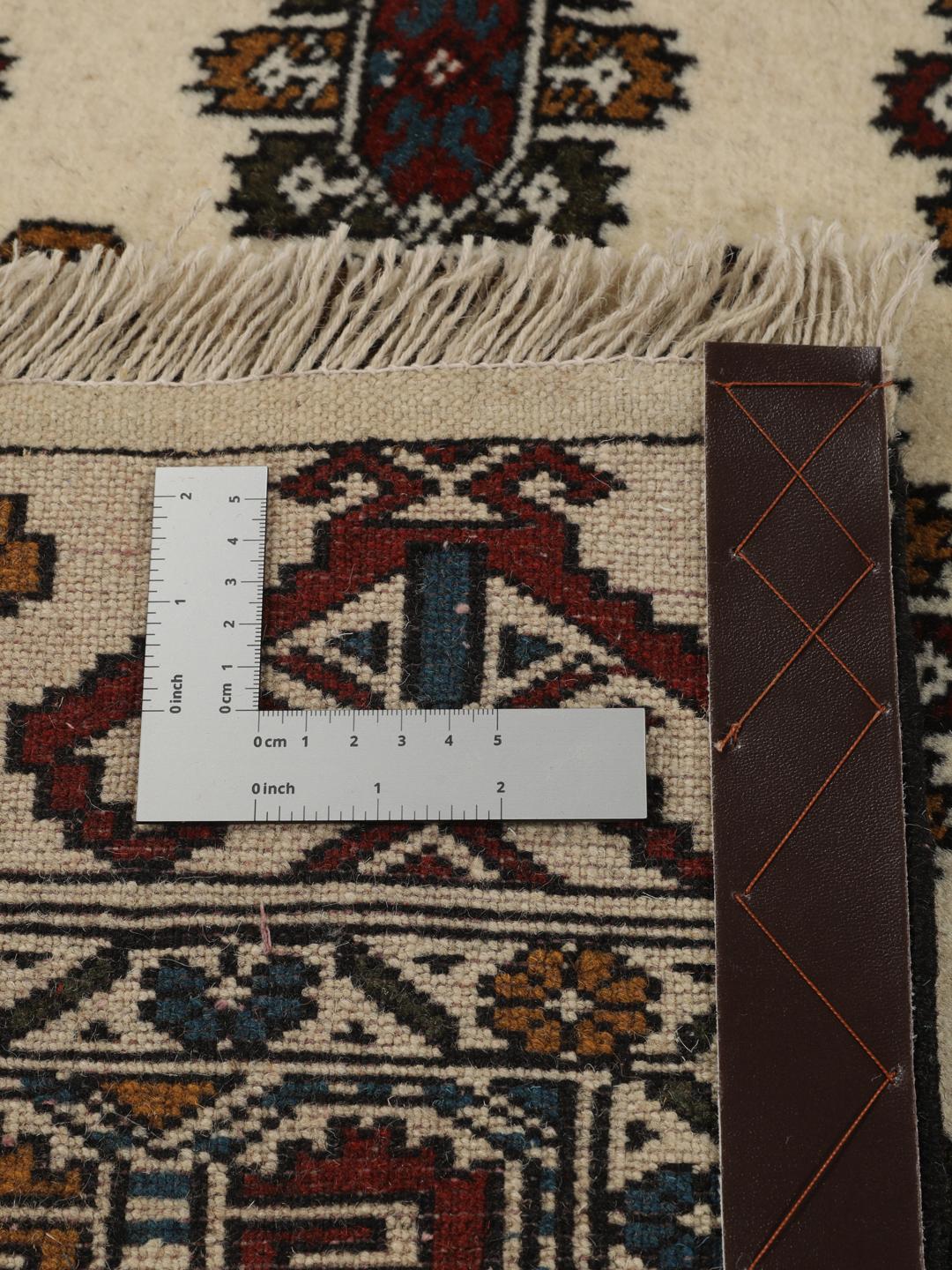 Handgeknoopt Turkaman-tapijt uit het Midden-Oosten in beige met herhalende motieven
