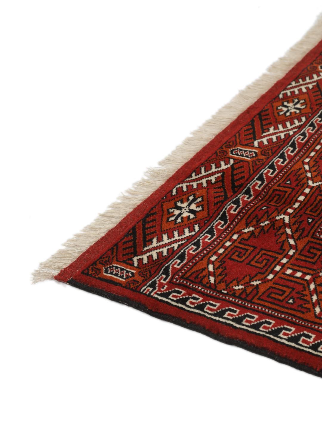 Handgeknoopt Turkaman-tapijt uit het Midden-Oosten in rood en crème