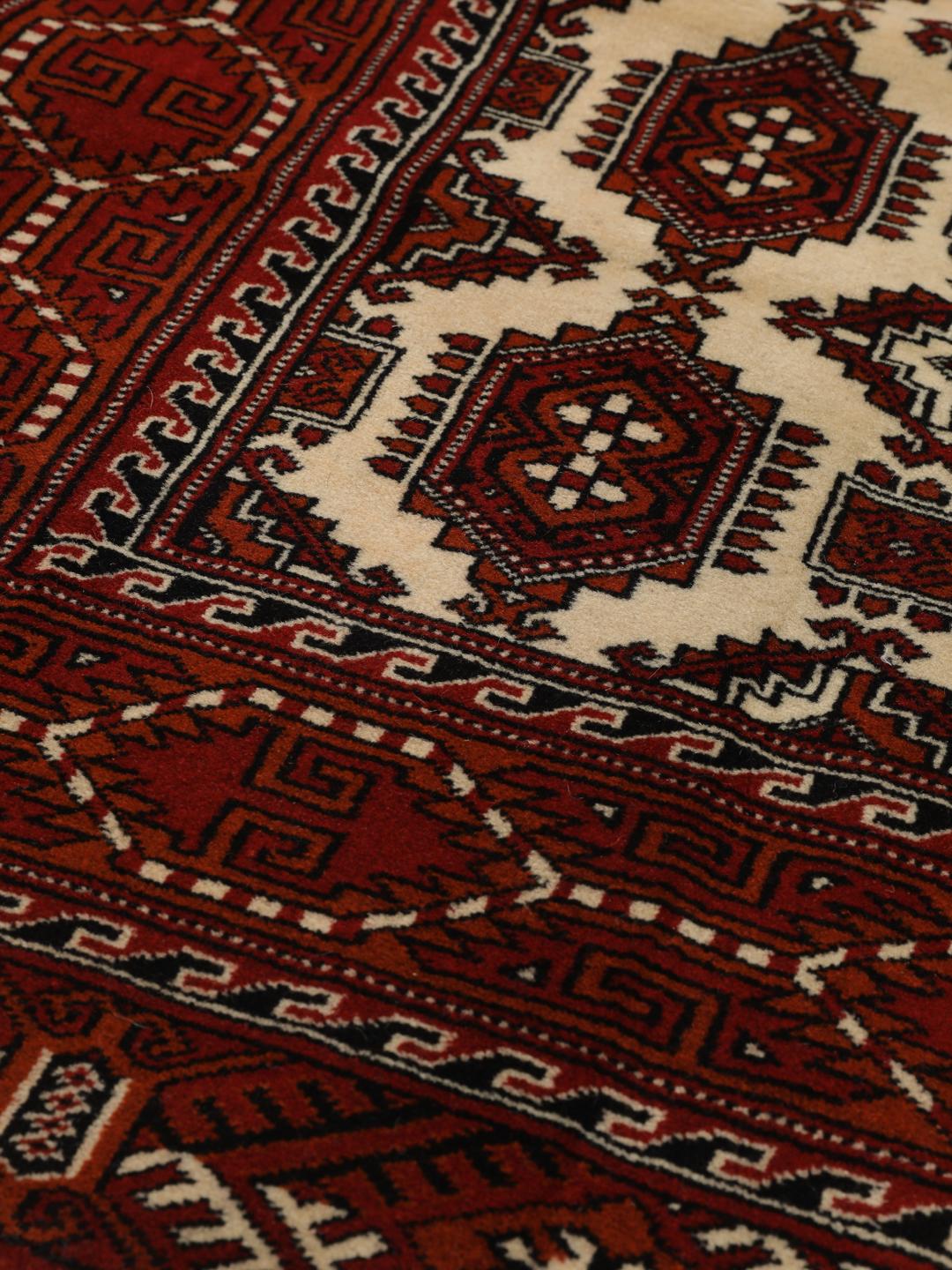 Handgeknoopt Turkaman-tapijt uit het Midden-Oosten in rood en crème