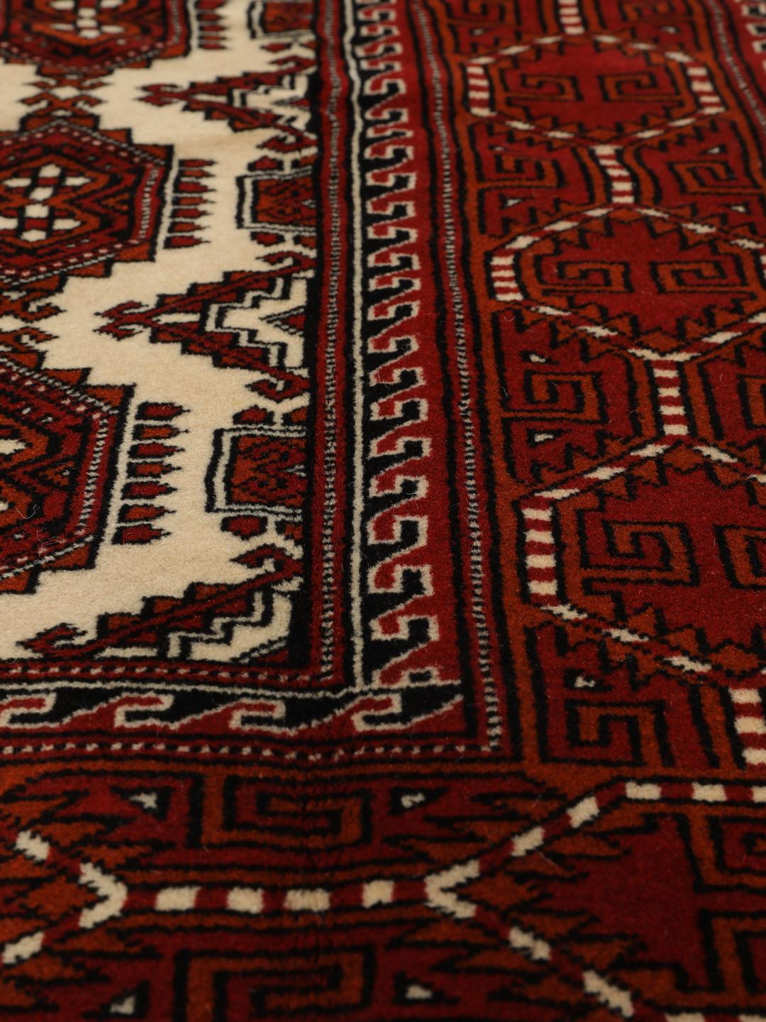 Handgeknoopt Turkaman-tapijt uit het Midden-Oosten in rood en crème