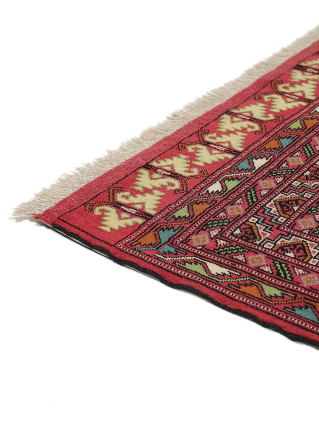 Handgeknoopt Turkaman tapijt uit het Midden-Oosten in levendig rood met geometrische patronen