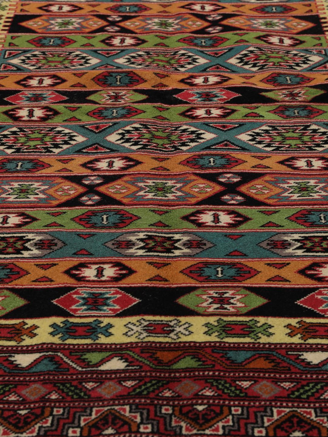 Handgeknoopt Turkaman tapijt uit het Midden-Oosten in levendig rood met geometrische patronen