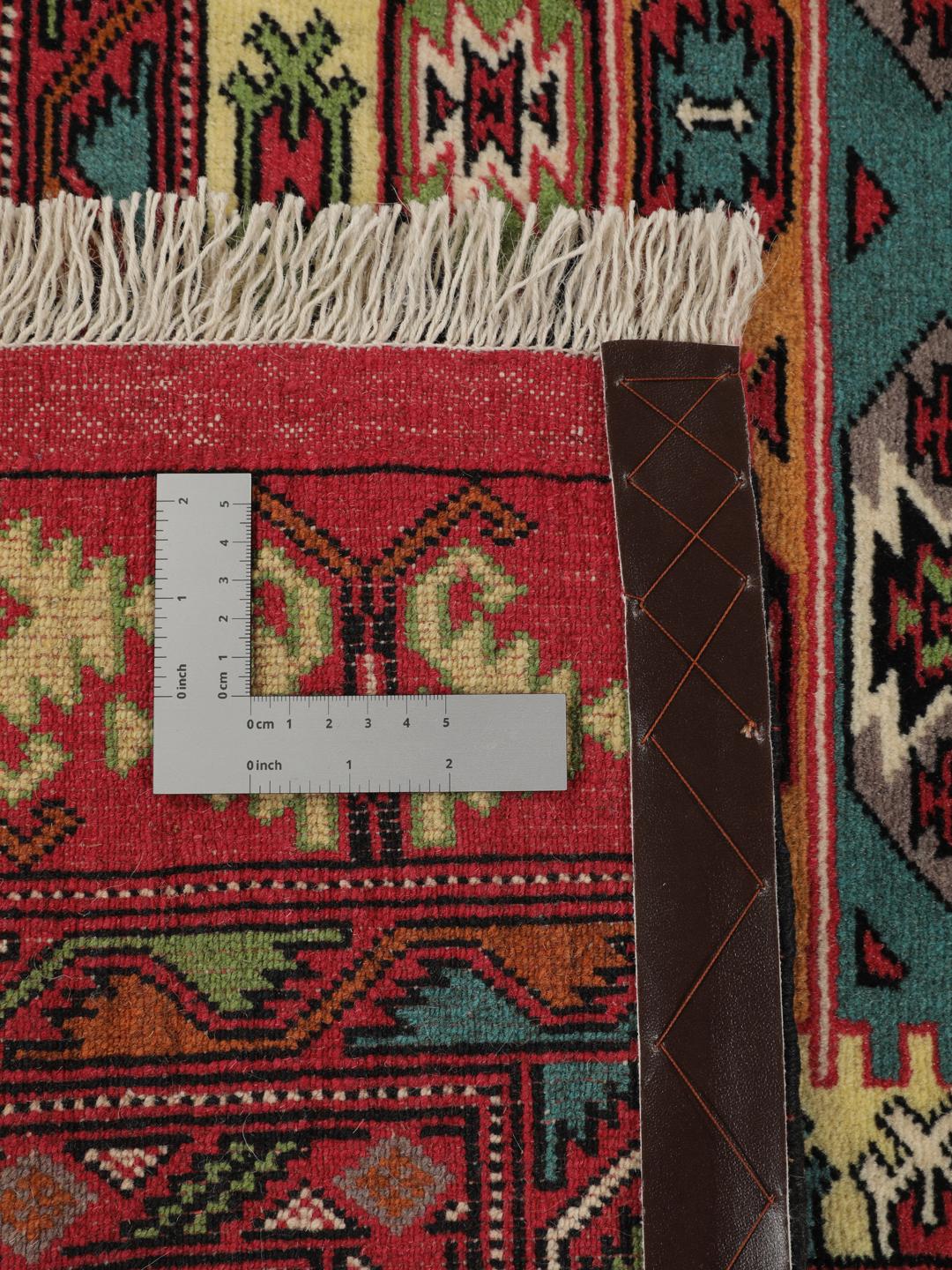 Handgeknoopt Turkaman tapijt uit het Midden-Oosten in levendig rood met geometrische patronen
