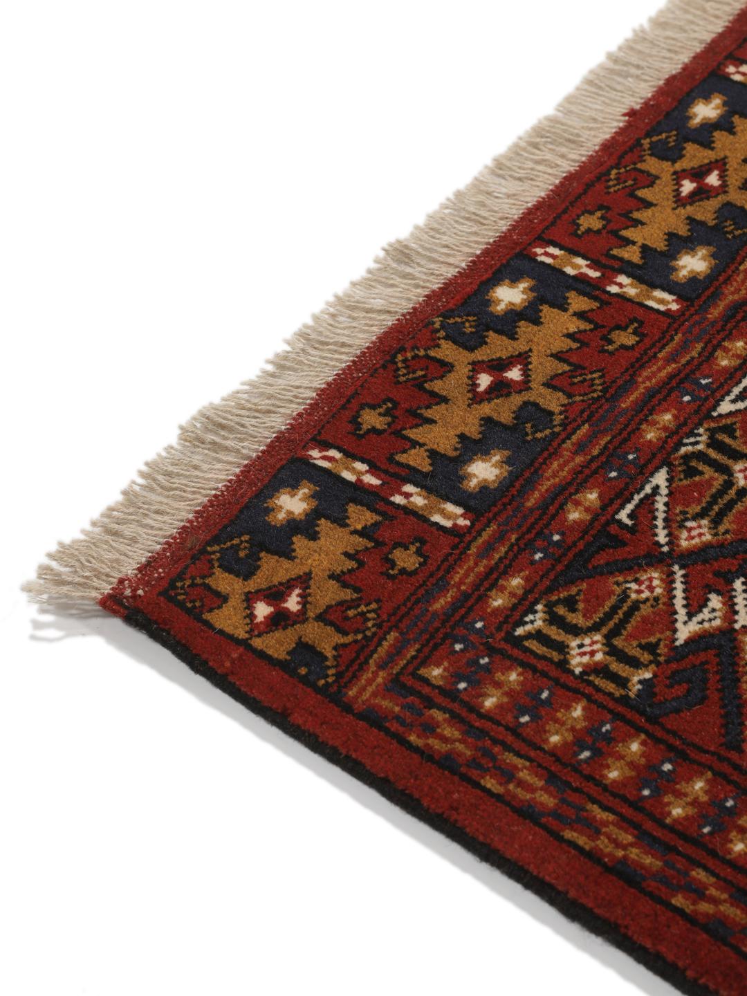 Handgeknoopt Turkaman-tapijt uit het Midden-Oosten in dieprode en beige tinten