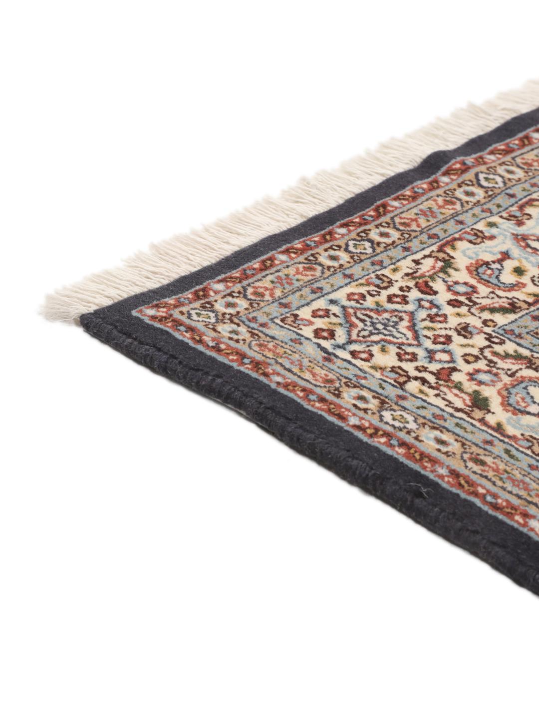 Handgeknoopt Moud-tapijt met traditionele motieven uit het Midden-Oosten in donkerrood en beige