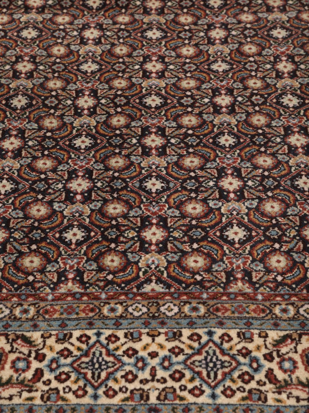 Handgeknoopt Moud-tapijt met traditionele motieven uit het Midden-Oosten in donkerrood en beige
