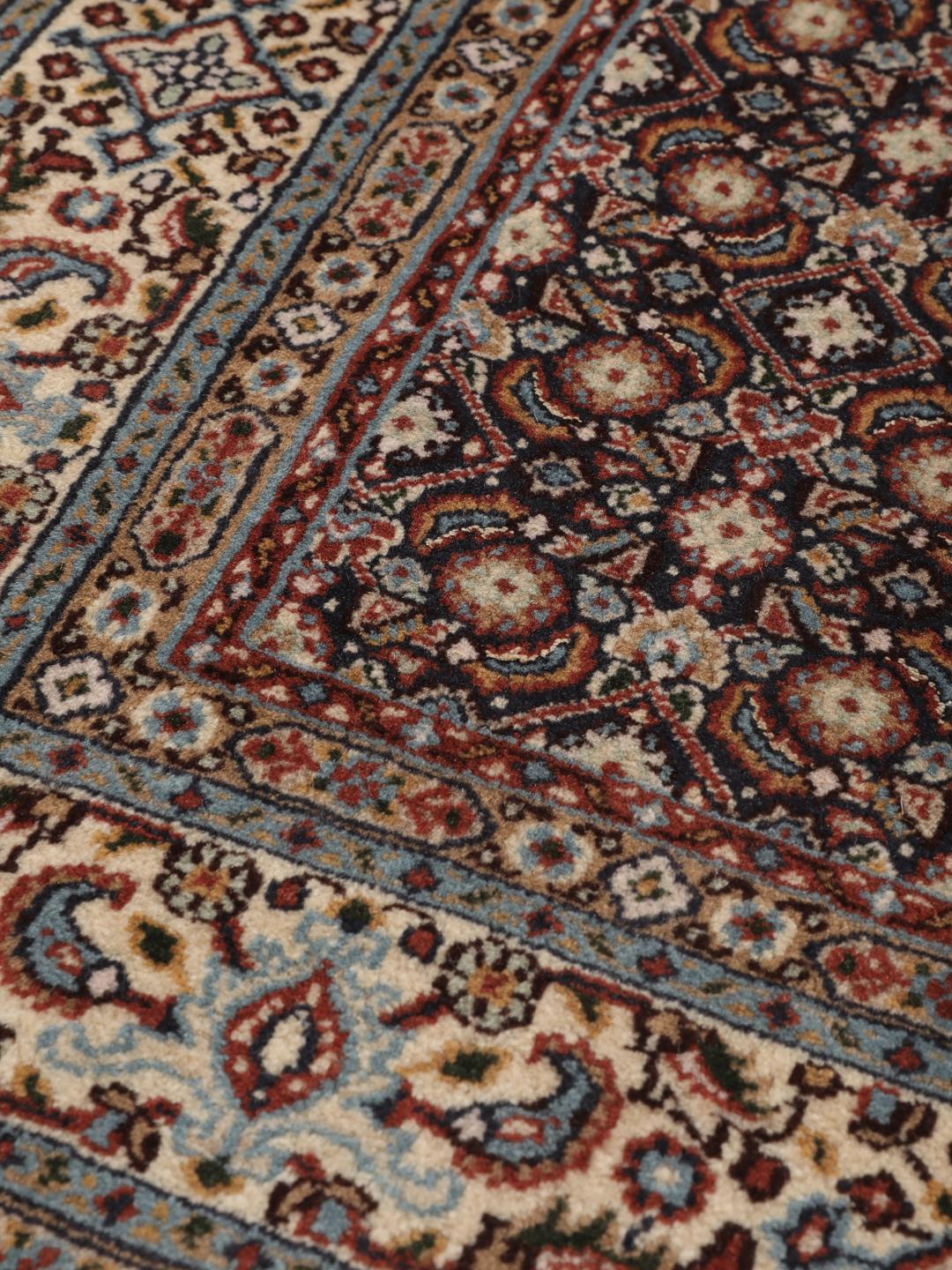 Handgeknoopt Moud-tapijt met traditionele motieven uit het Midden-Oosten in donkerrood en beige