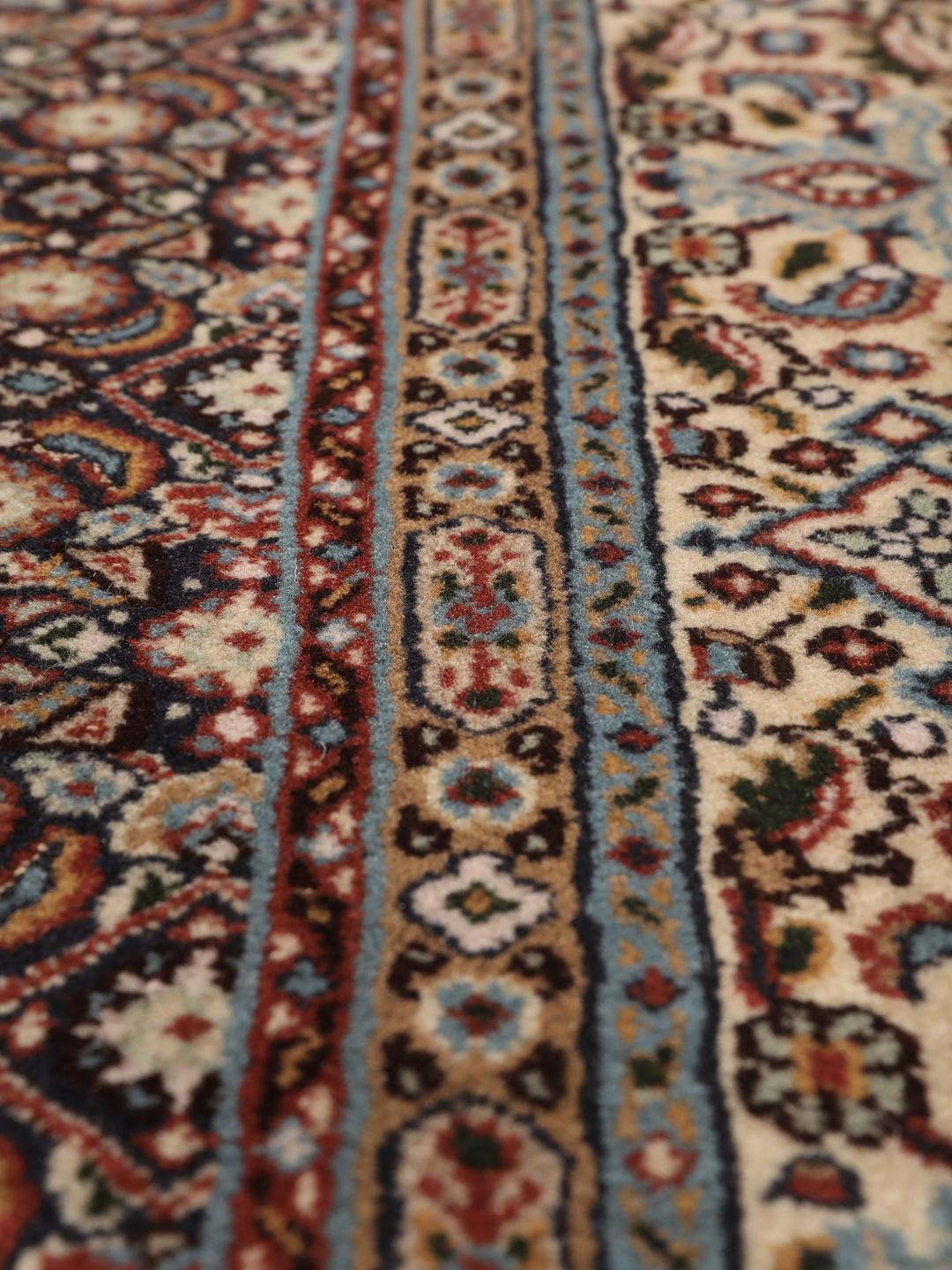 Handgeknoopt Moud-tapijt met traditionele motieven uit het Midden-Oosten in donkerrood en beige
