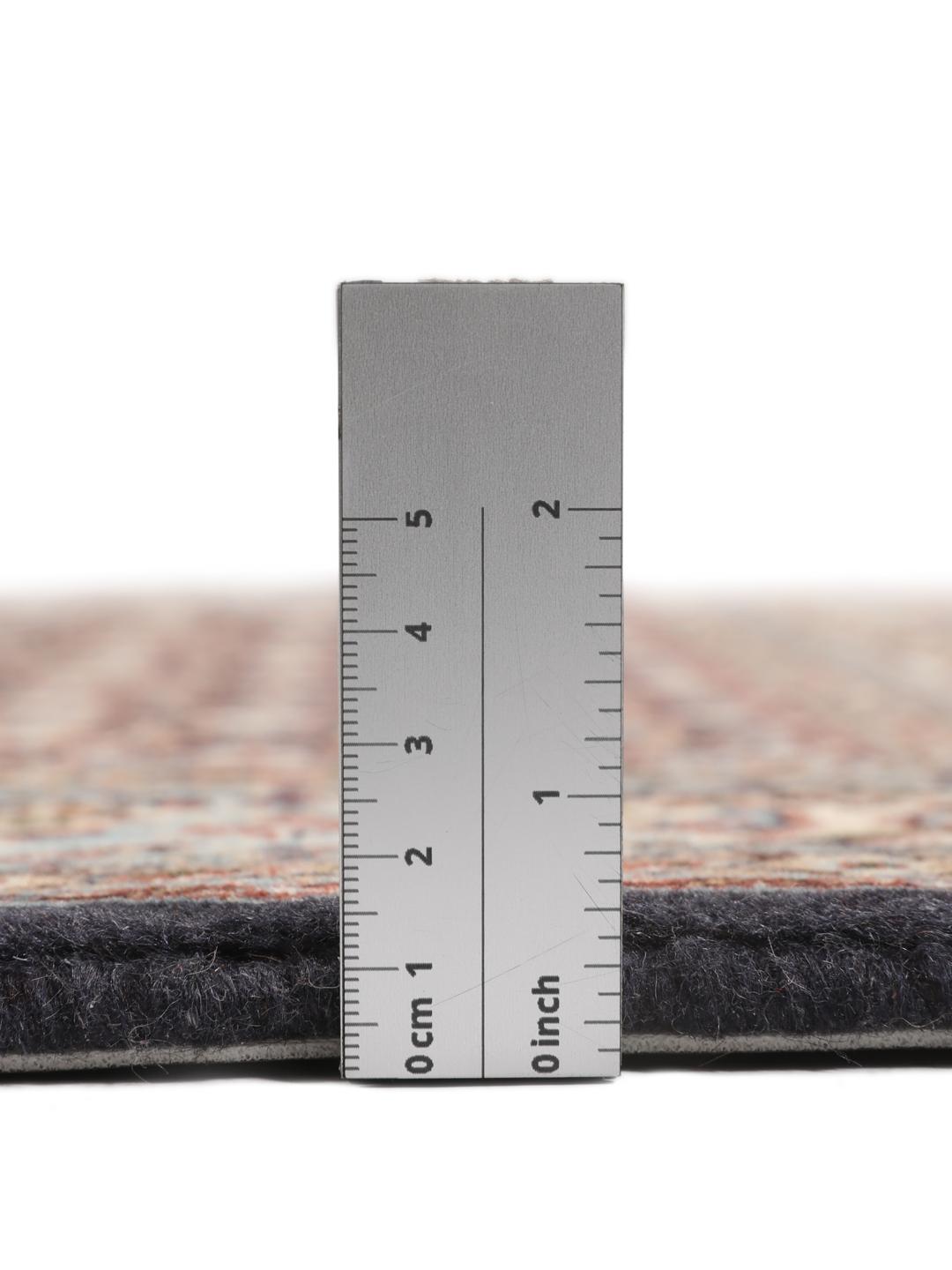 Handgeknoopt Moud-tapijt met traditionele motieven uit het Midden-Oosten in donkerrood en beige