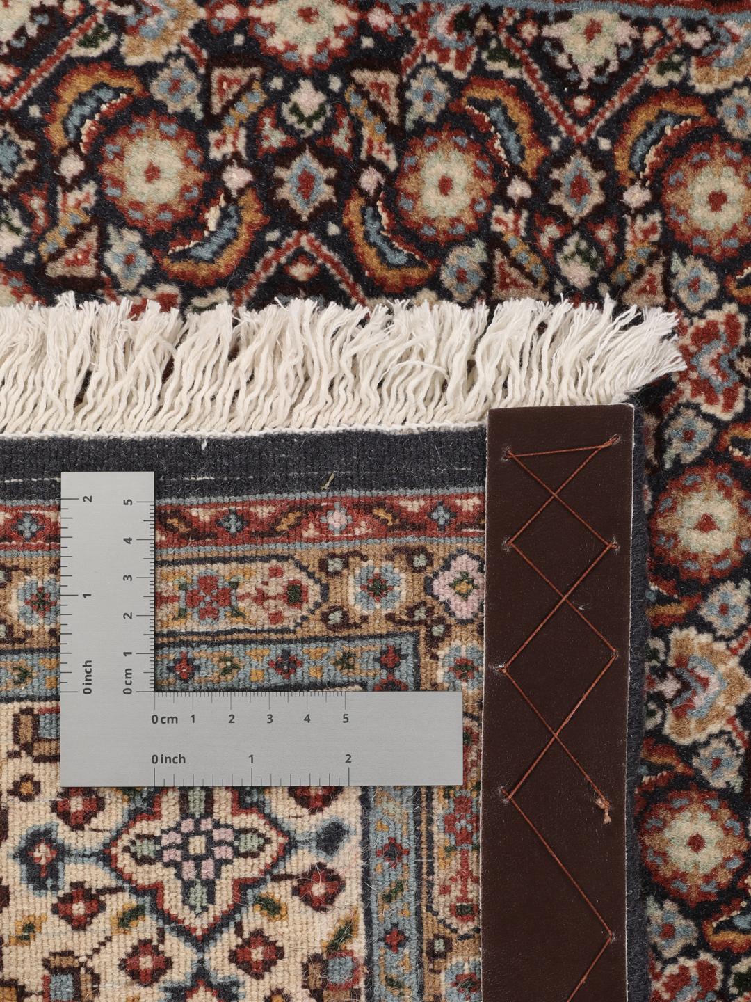 Handgeknoopt Moud-tapijt met traditionele motieven uit het Midden-Oosten in donkerrood en beige