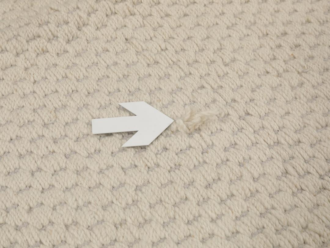 Een minimalistisch handgeweven vloerkleed uit India in een zachte beige tint.