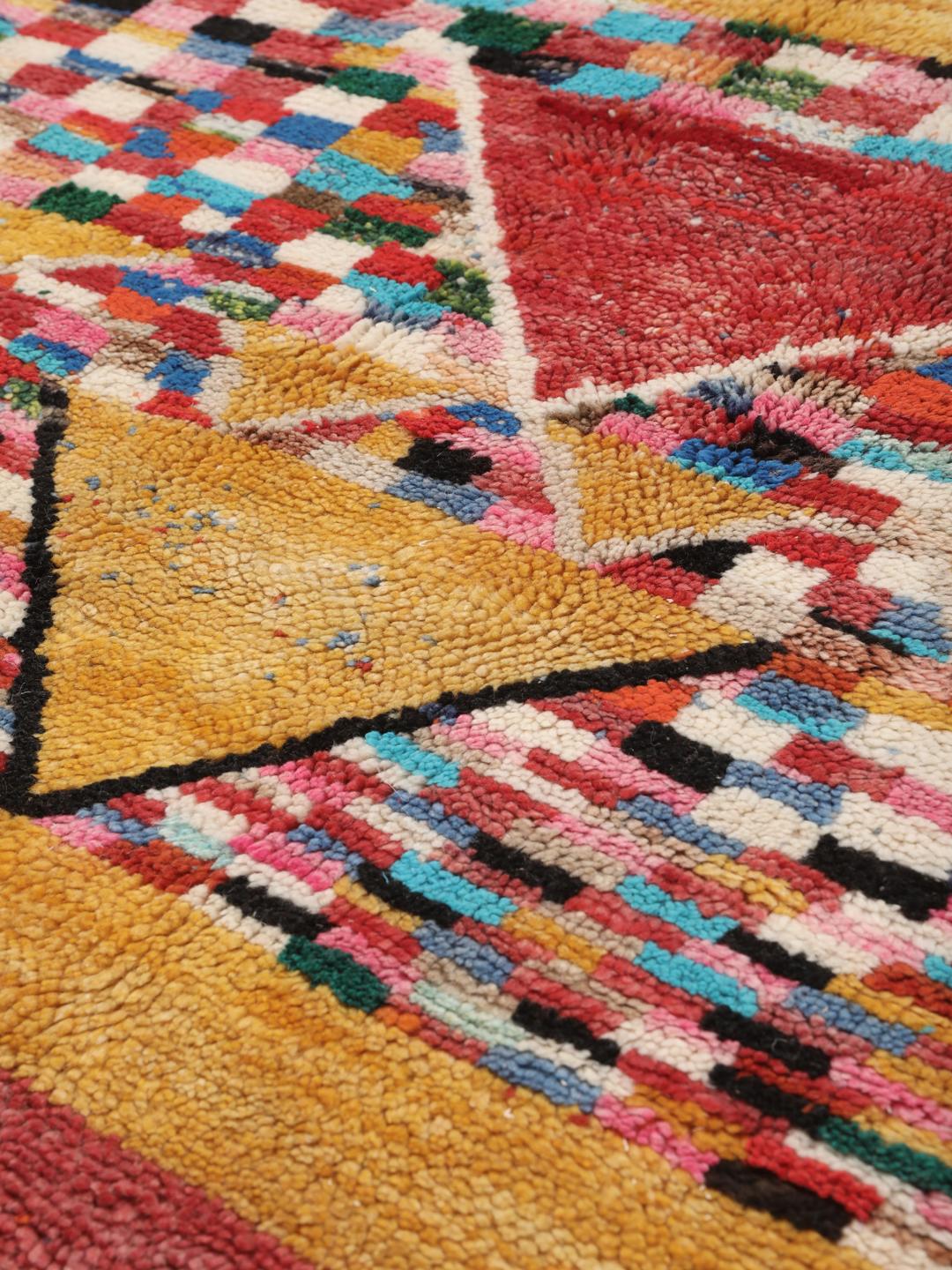 Handgeknoopt Marokkaans tapijt met levendige veelkleurige geometrische patronen