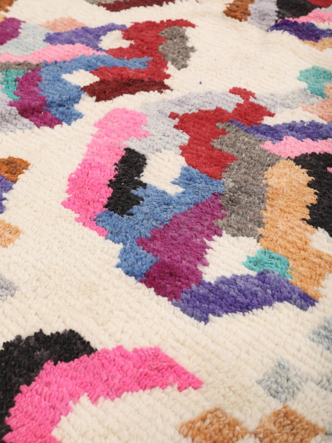 Handgeknoopt Marokkaans tapijt met kleurrijke abstracte motieven op een crèmekleurige achtergrond