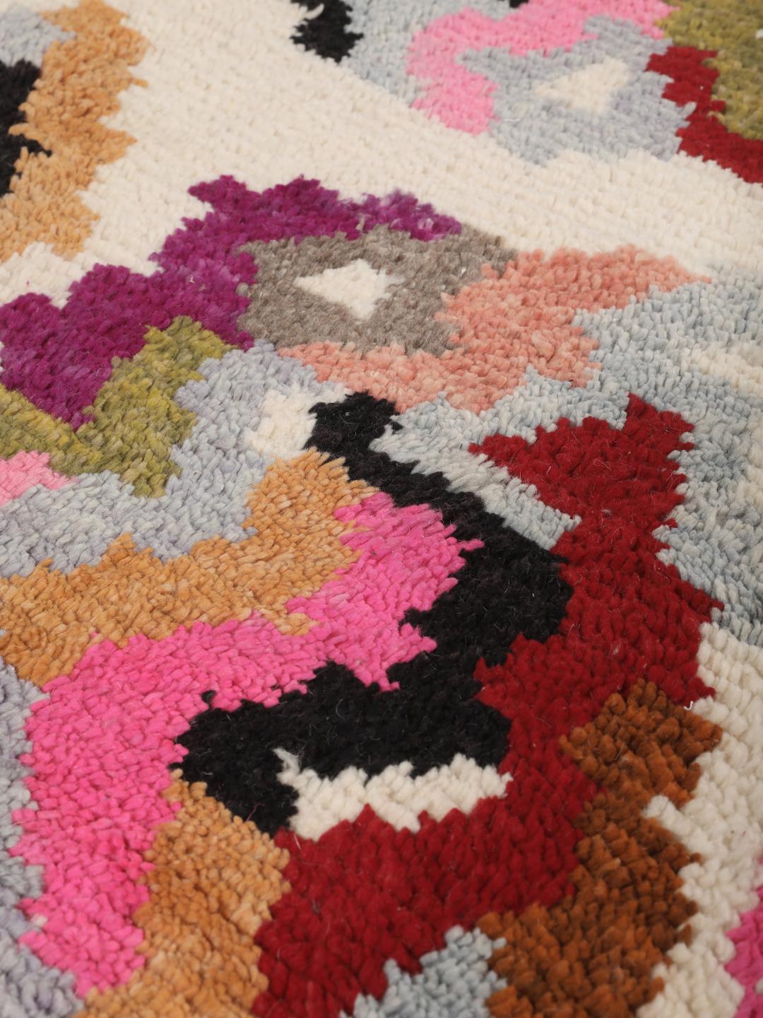 Handgeknoopt Marokkaans tapijt met kleurrijke abstracte motieven op een crèmekleurige achtergrond