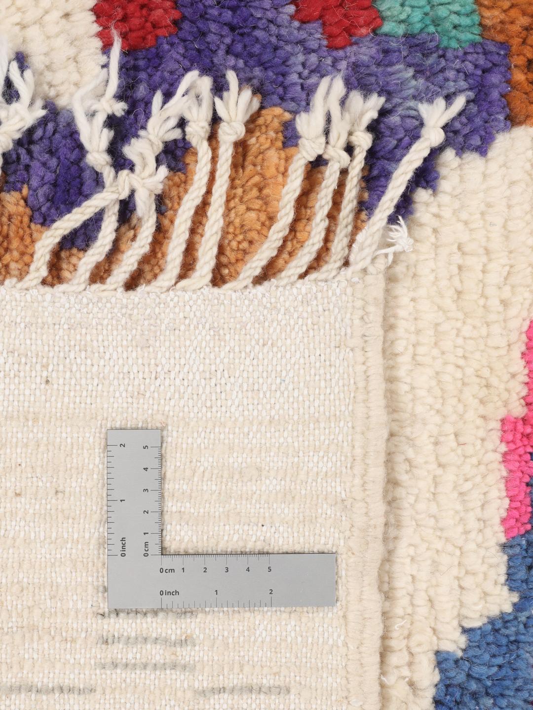 Handgeknoopt Marokkaans tapijt met kleurrijke abstracte motieven op een crèmekleurige achtergrond