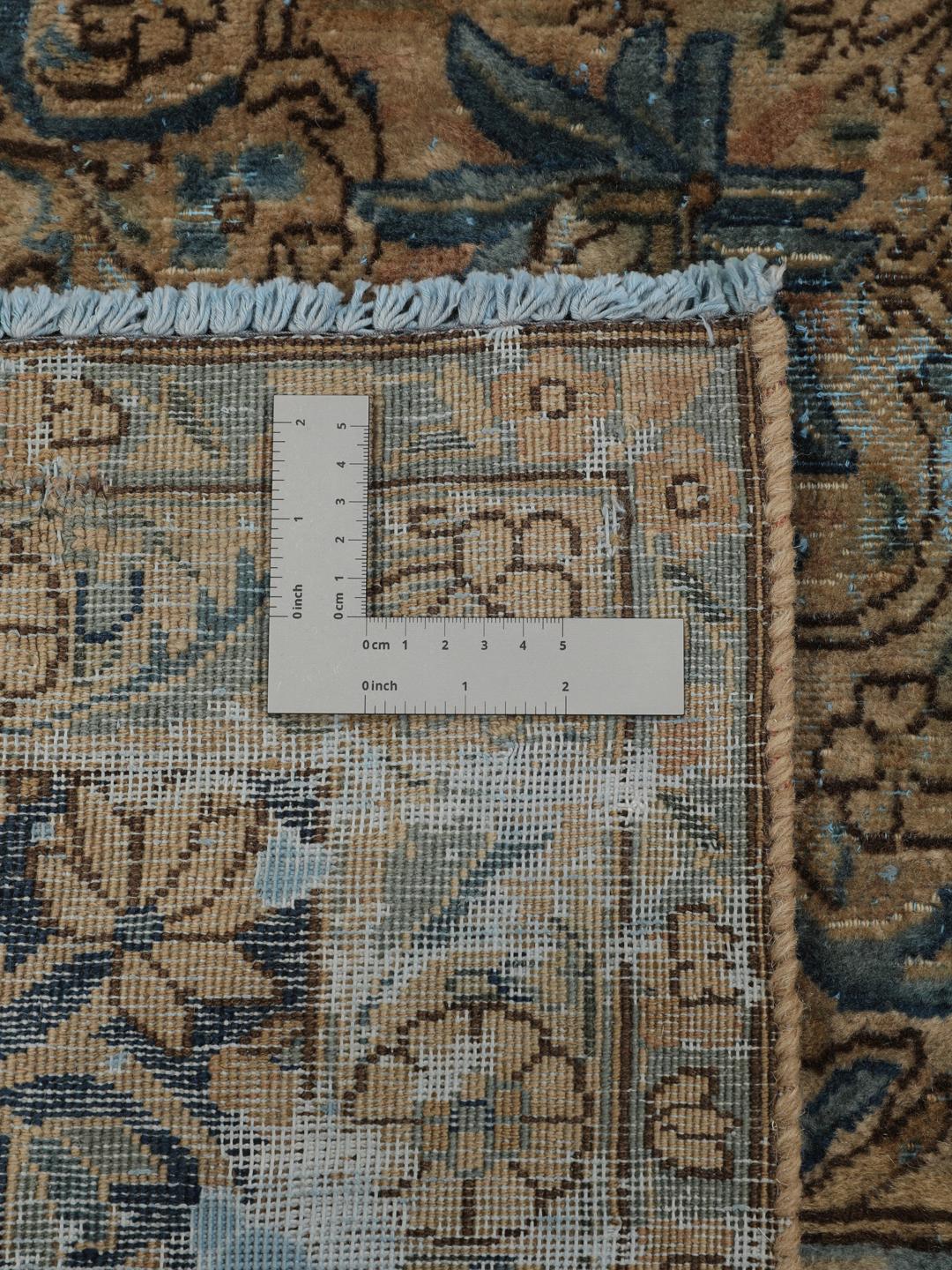 Een groot rechthoekig vintage kleed uit het Midden-Oosten met een bloemendesign in blauwe en bruine tinten.