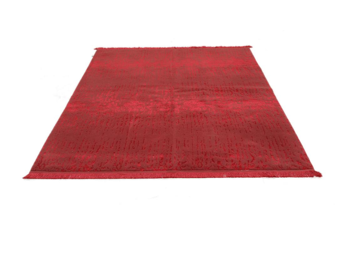 Een luxueus rood vloerkleed met subtiele patronen, perfect voor moderne interieurs.