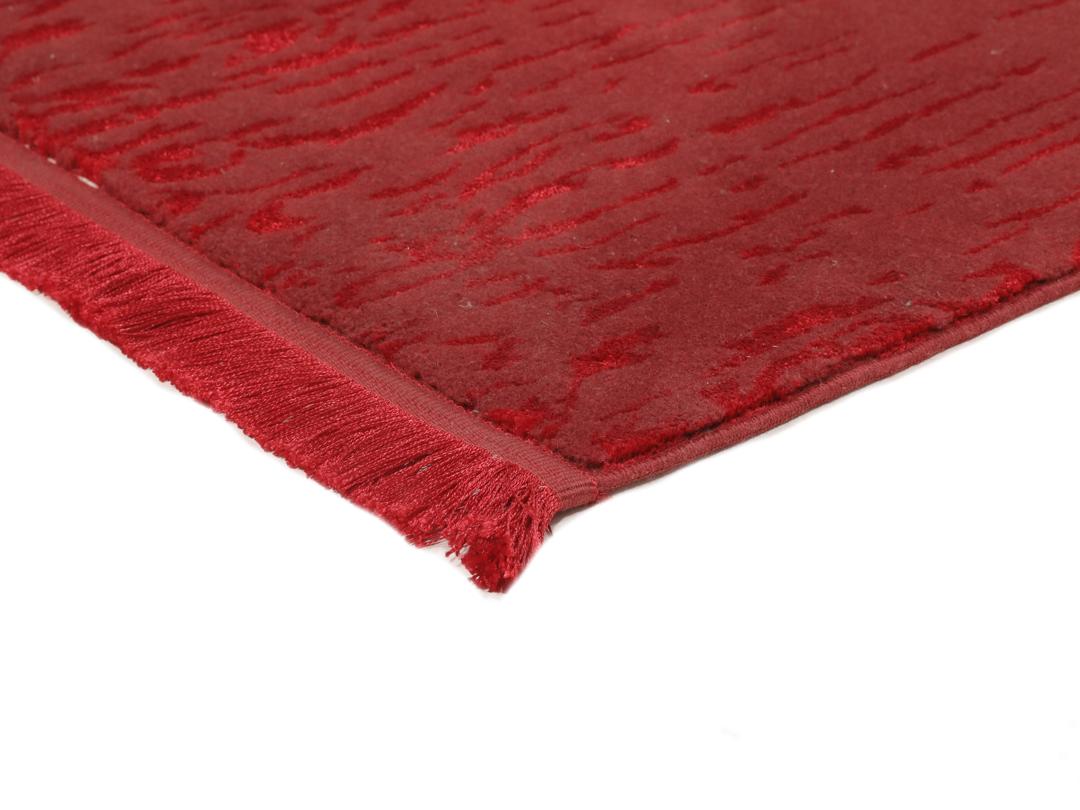 Een luxueus rood vloerkleed met subtiele patronen, perfect voor moderne interieurs.