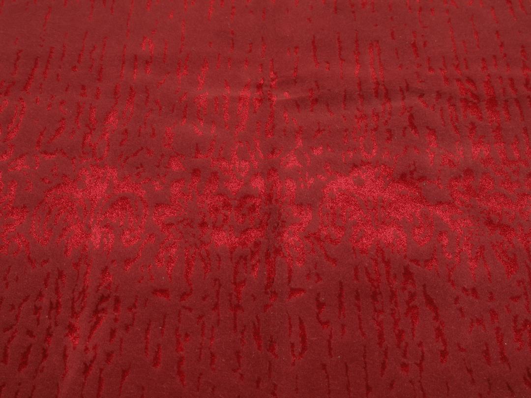 Een luxueus rood vloerkleed met subtiele patronen, perfect voor moderne interieurs.