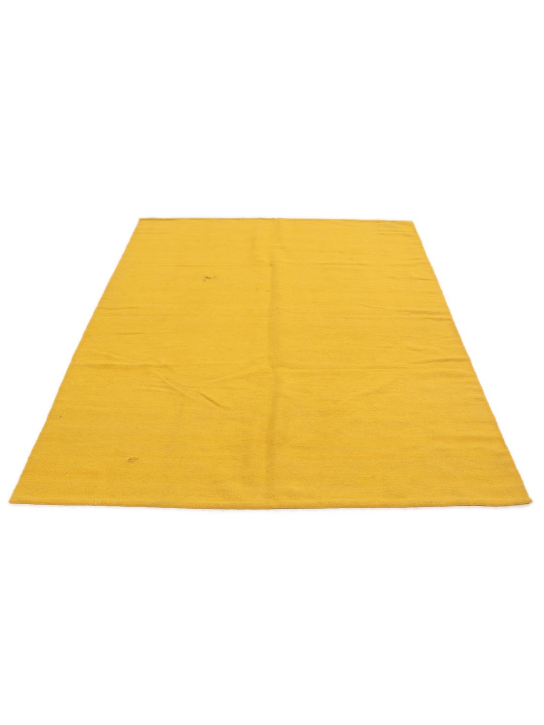 Un vivace tappeto giallo tessuto a mano proveniente dall'India