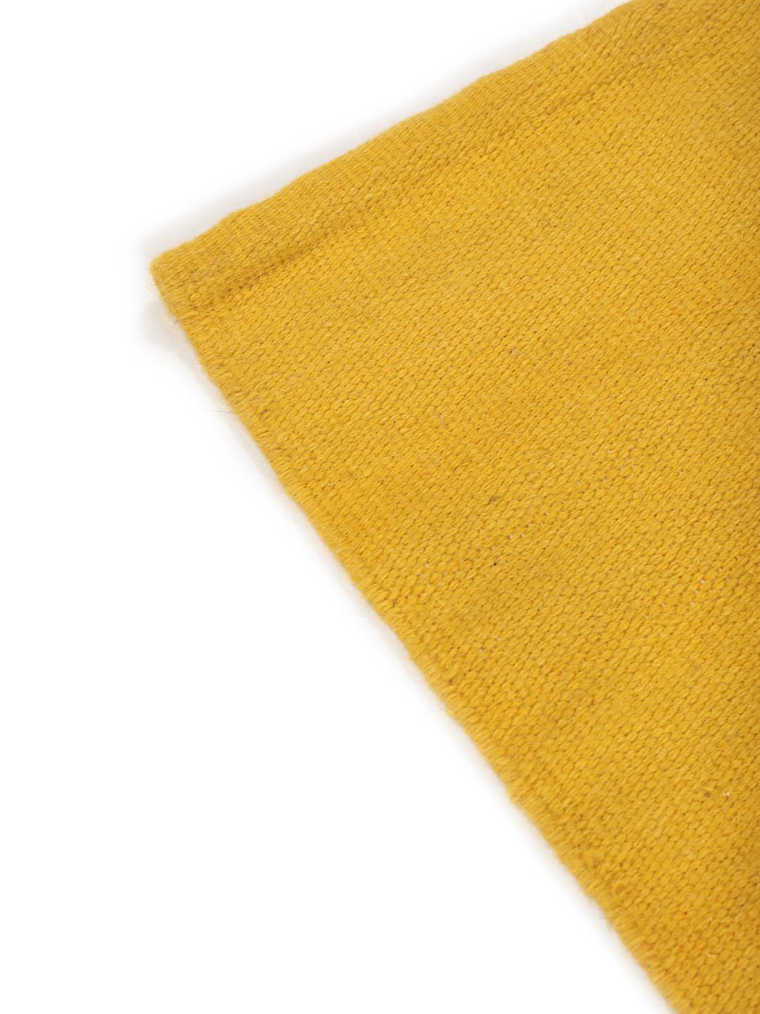 Un vivace tappeto giallo tessuto a mano proveniente dall'India