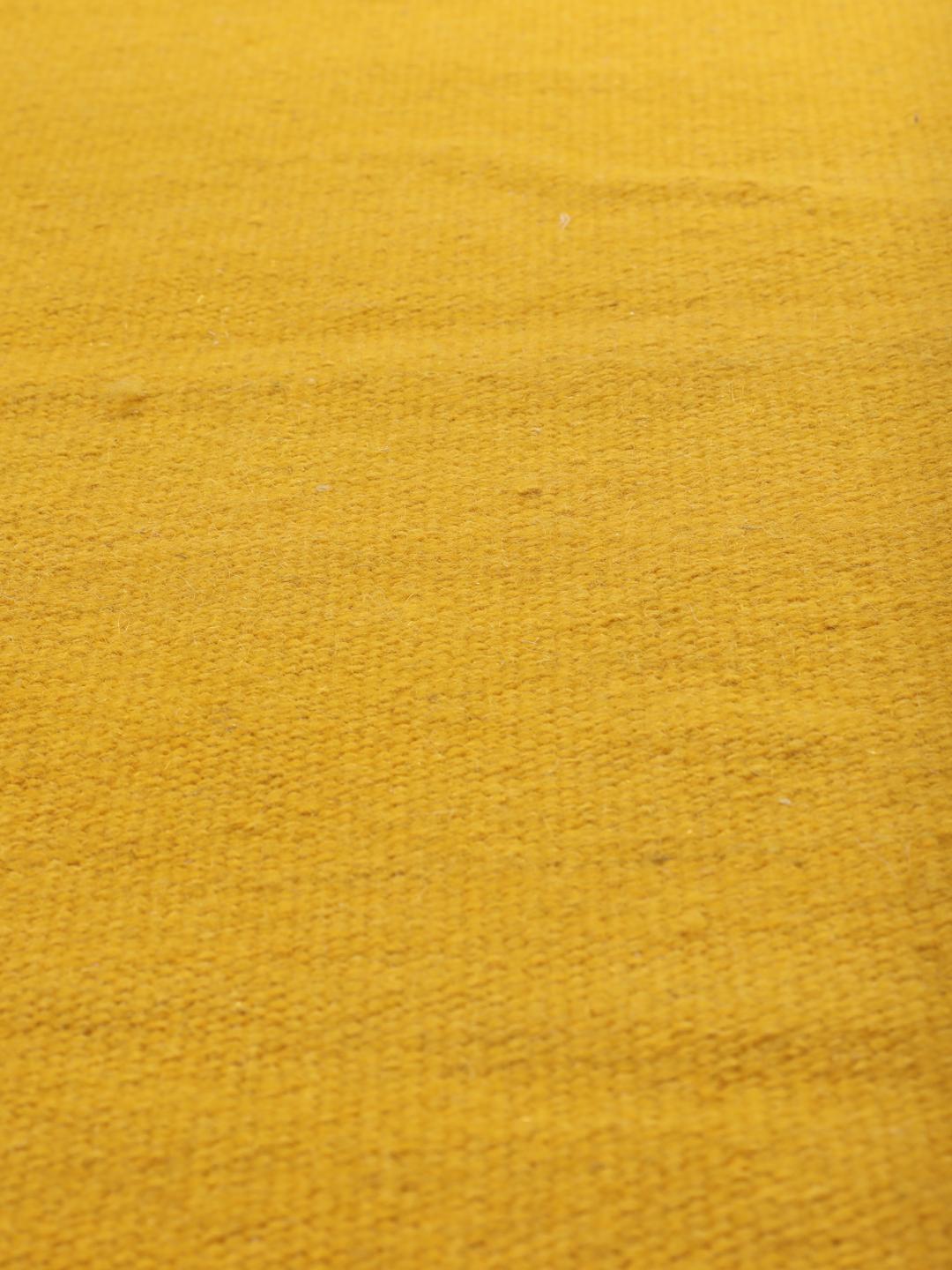 Un vivace tappeto giallo tessuto a mano proveniente dall'India